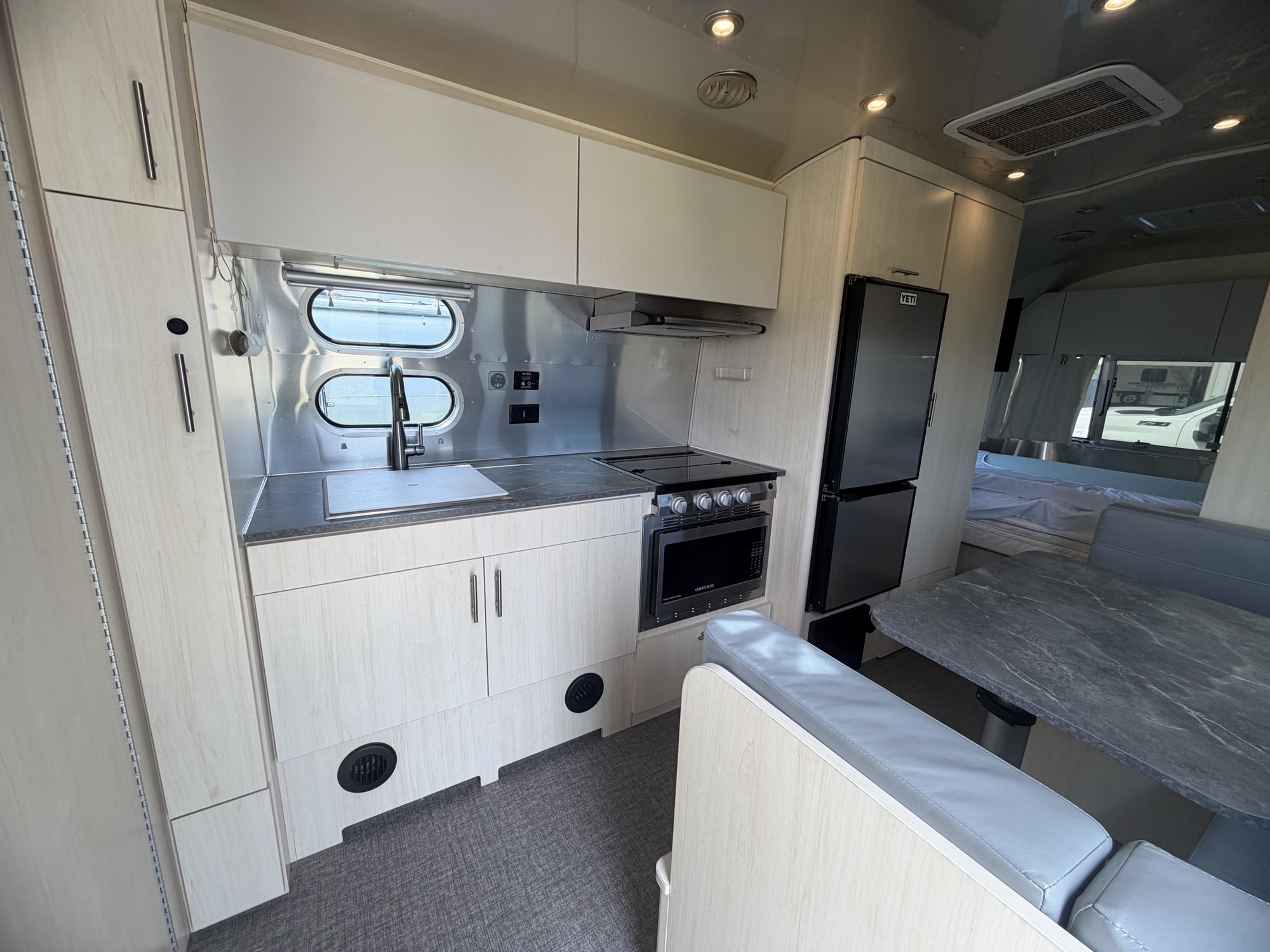 2024 AIRSTREAM FLYING CLOUD 23FB - Image 10