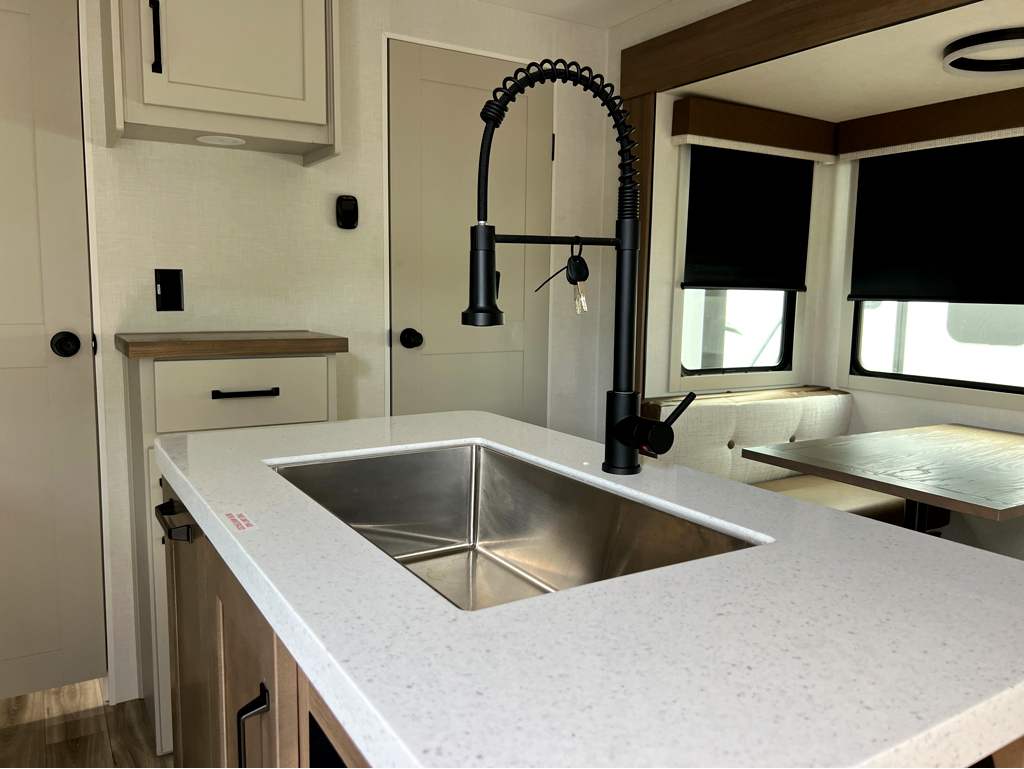 2027 VENTURE RV SPORTTREK 333VIK - Image 12