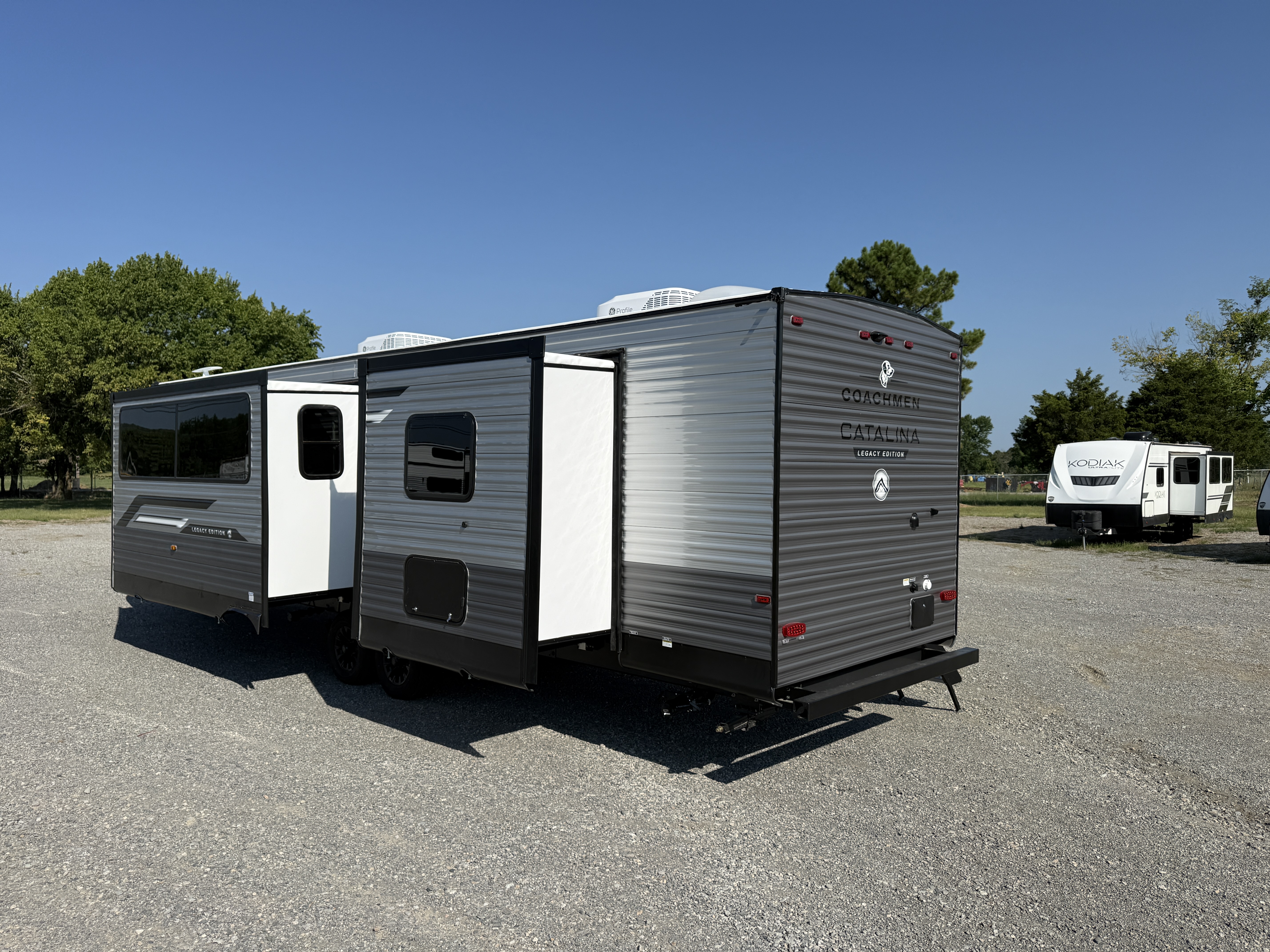 2027 Coachmen Catalina Legacy Edition 333DBDSCK - Image 5