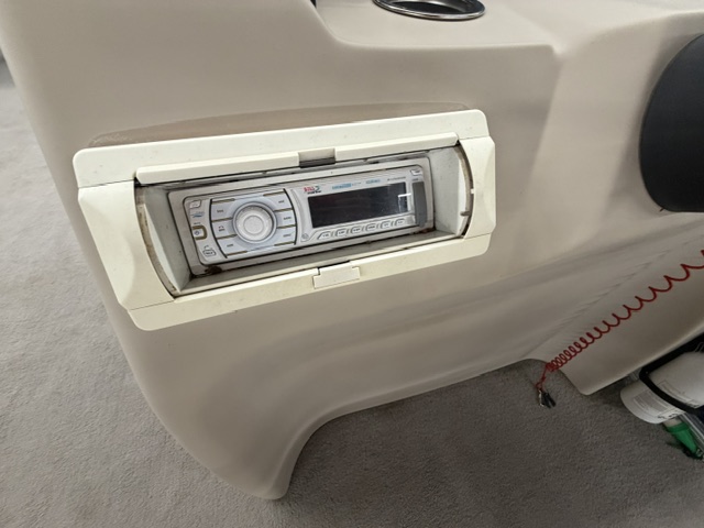 2012 SUN TRACKER FISHING BARGE 20DLX - Image 19