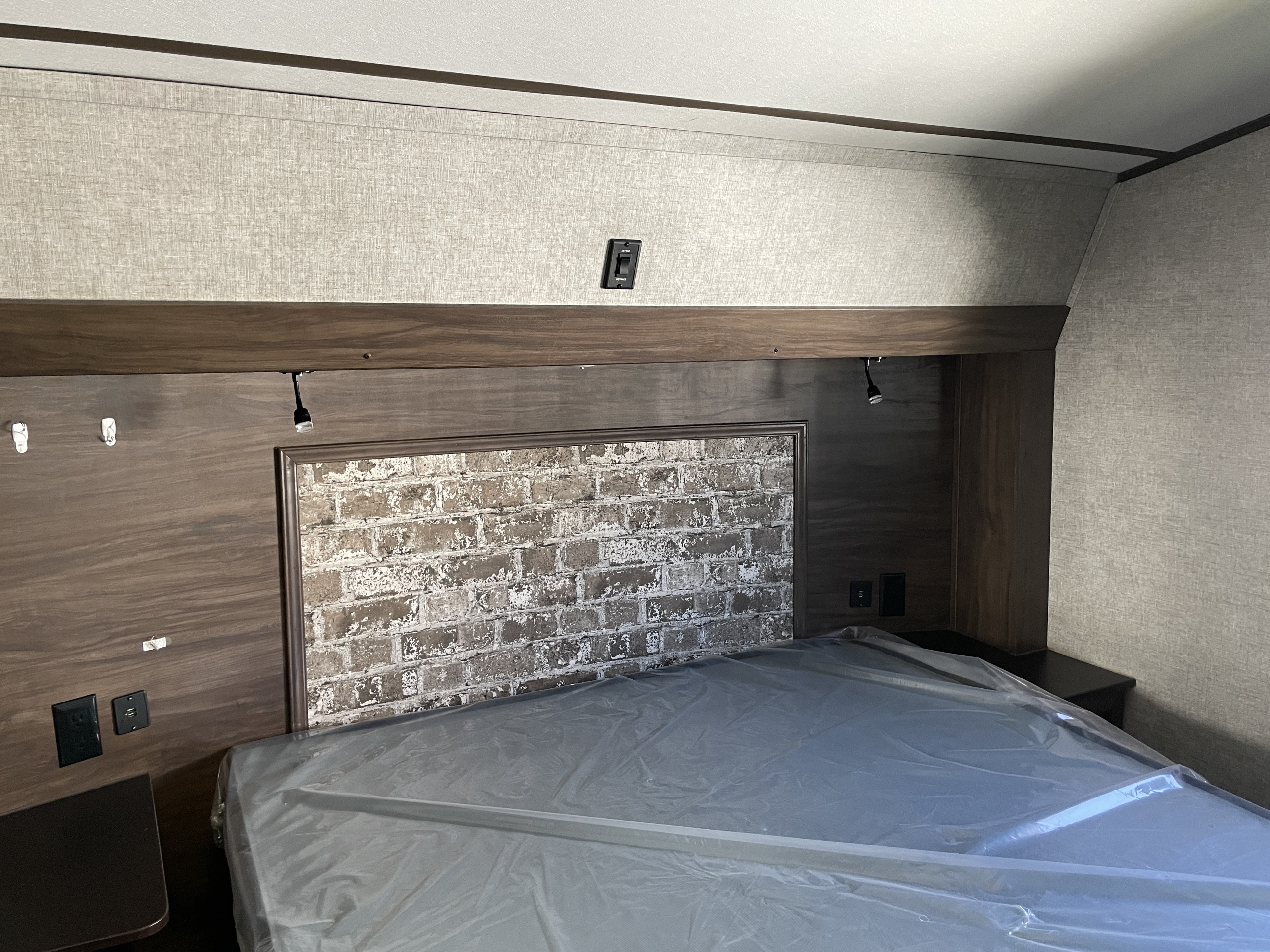 2018 Forest River Cherokee Arctic Wolf 265DBH8 - Image 24