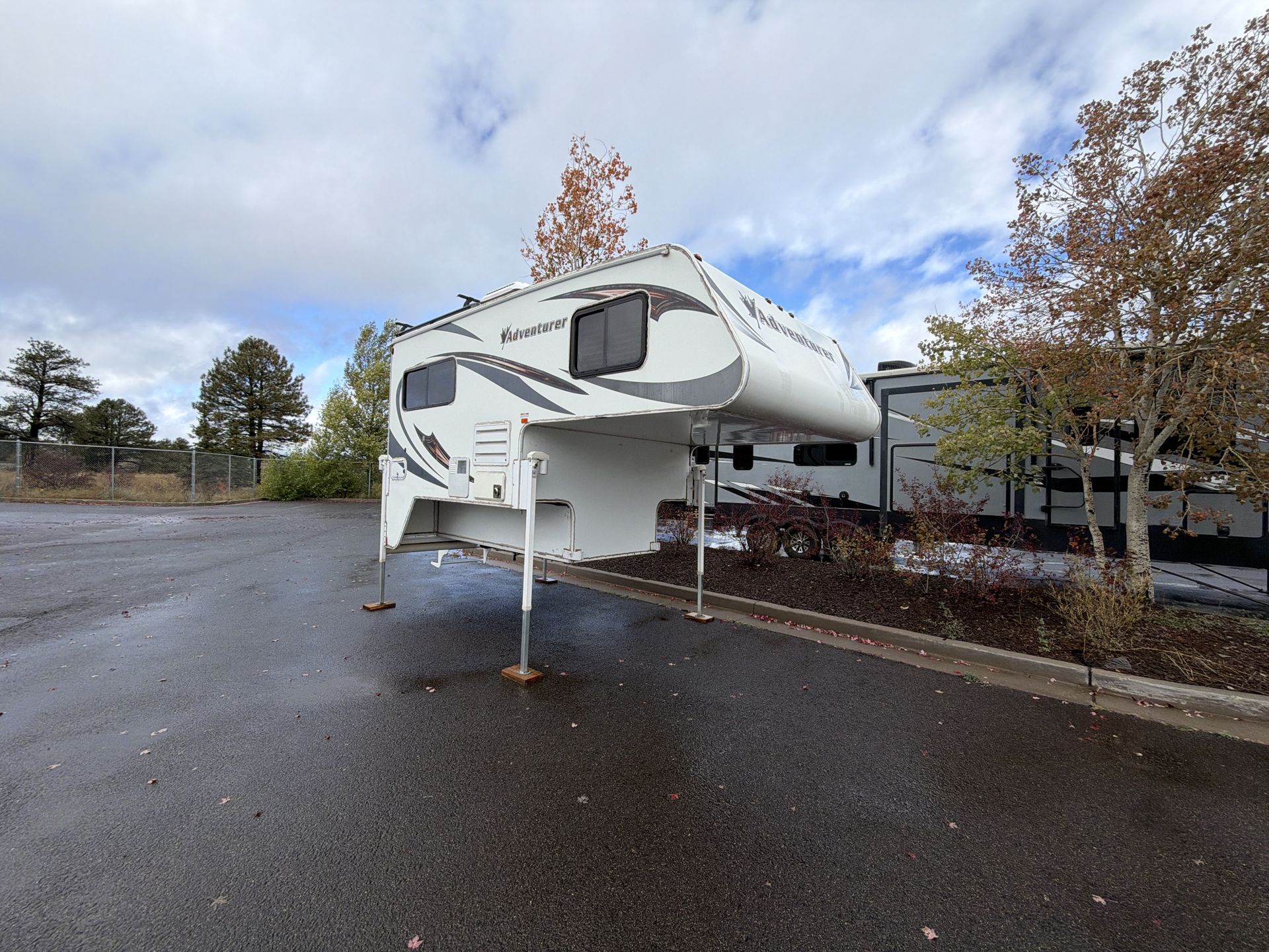 2018 Adventurer Adventurer 86FB - Image 2