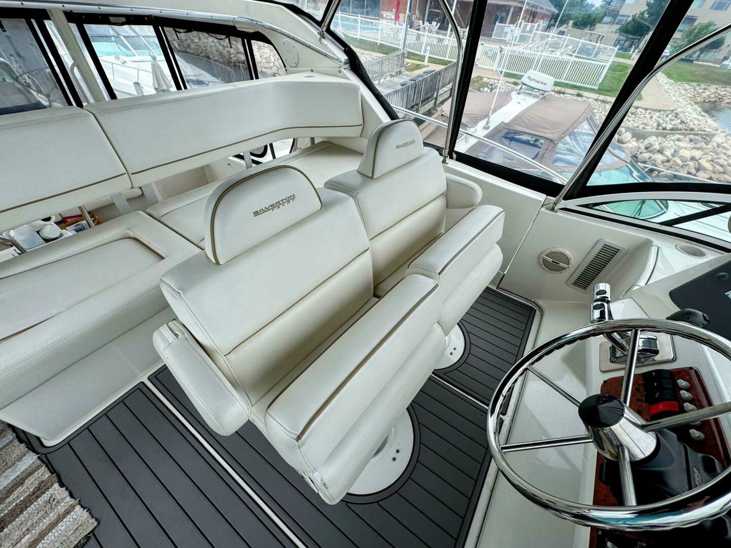 2005 Silverton 35 Motor Yacht - Image 16