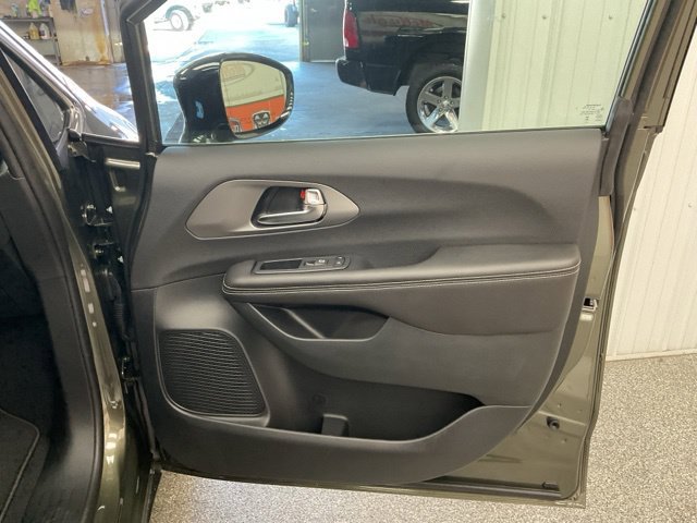 2027 Chrysler Pacifica Select AWD - Image 23