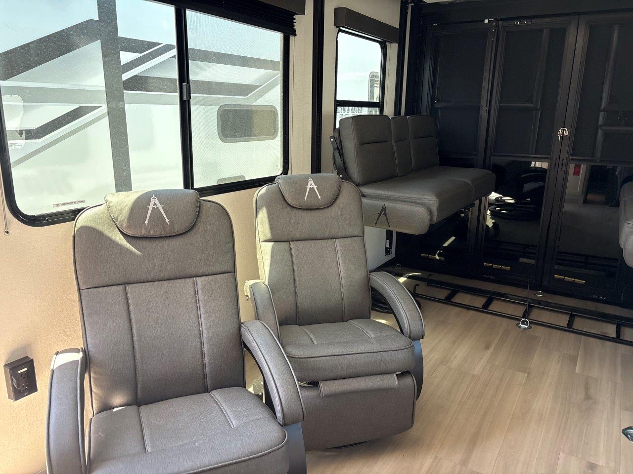 2026 Grand Design Momentum G-Class 21G - Image 9