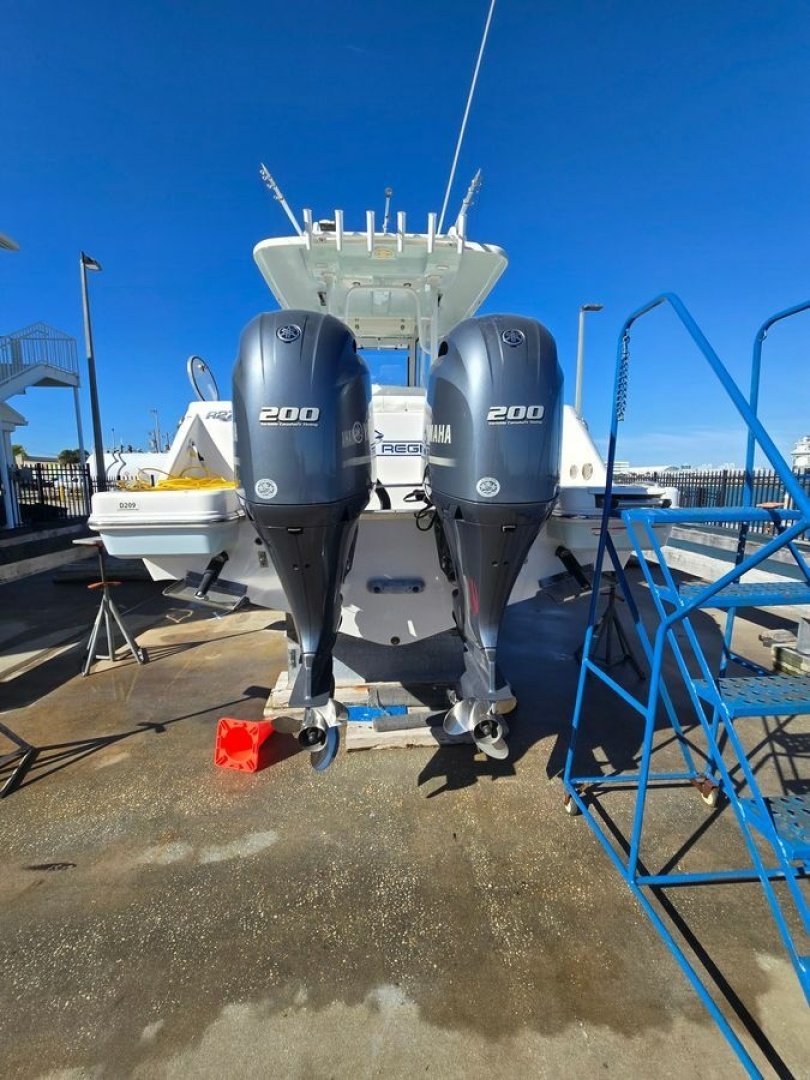 2022 Robalo R272 - Image 2