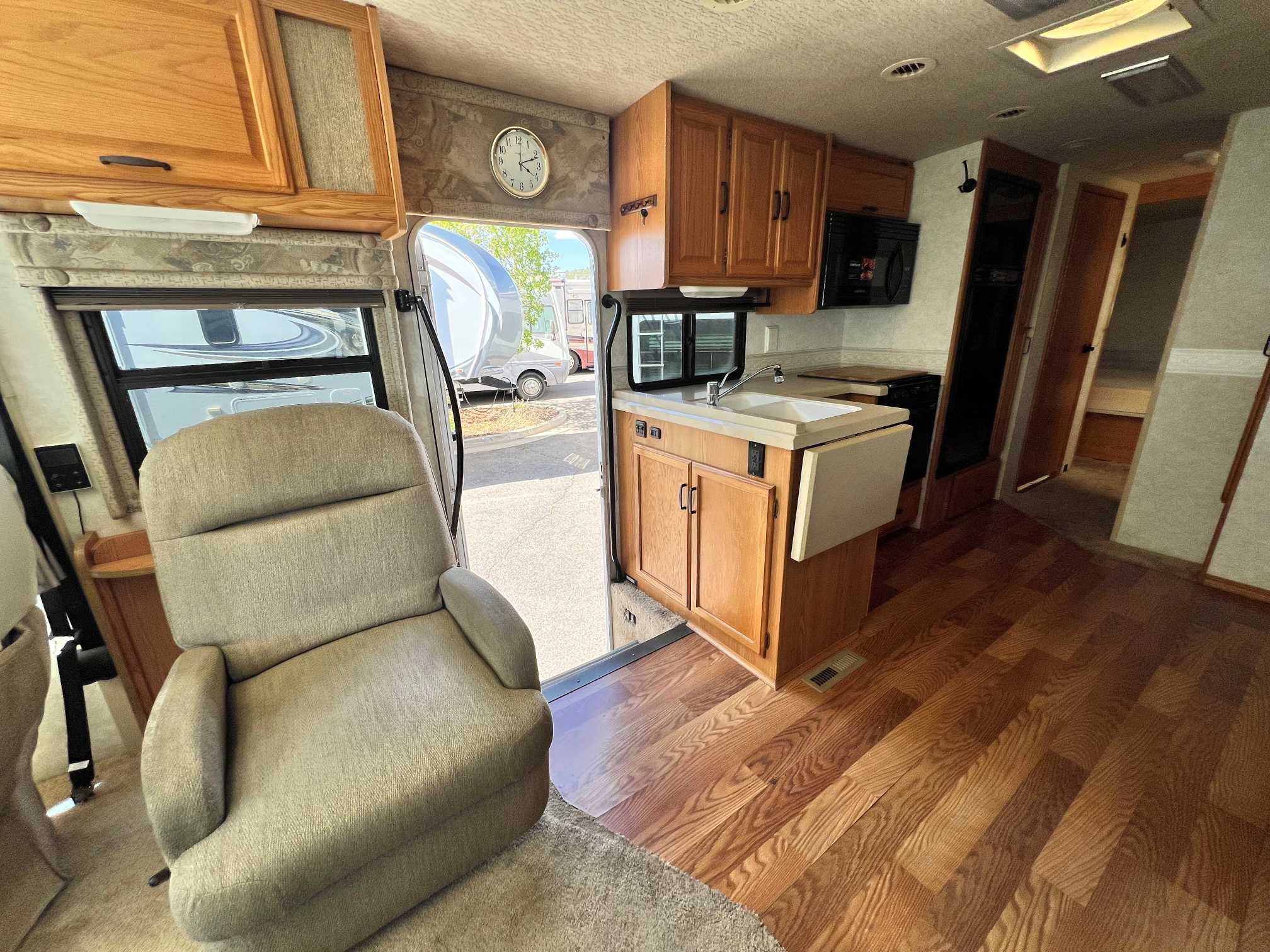 2004 Winnebago Brave 32V - Image 8