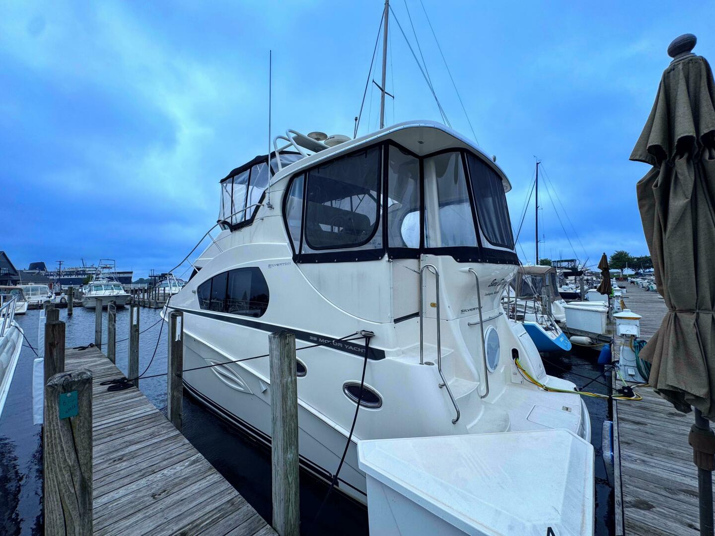2005 Silverton 35 Motor Yacht - Image 6