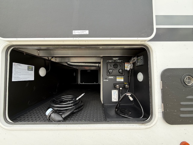 2026 CHEROKEE ARCTIC WOLF 289PANO - Image 5