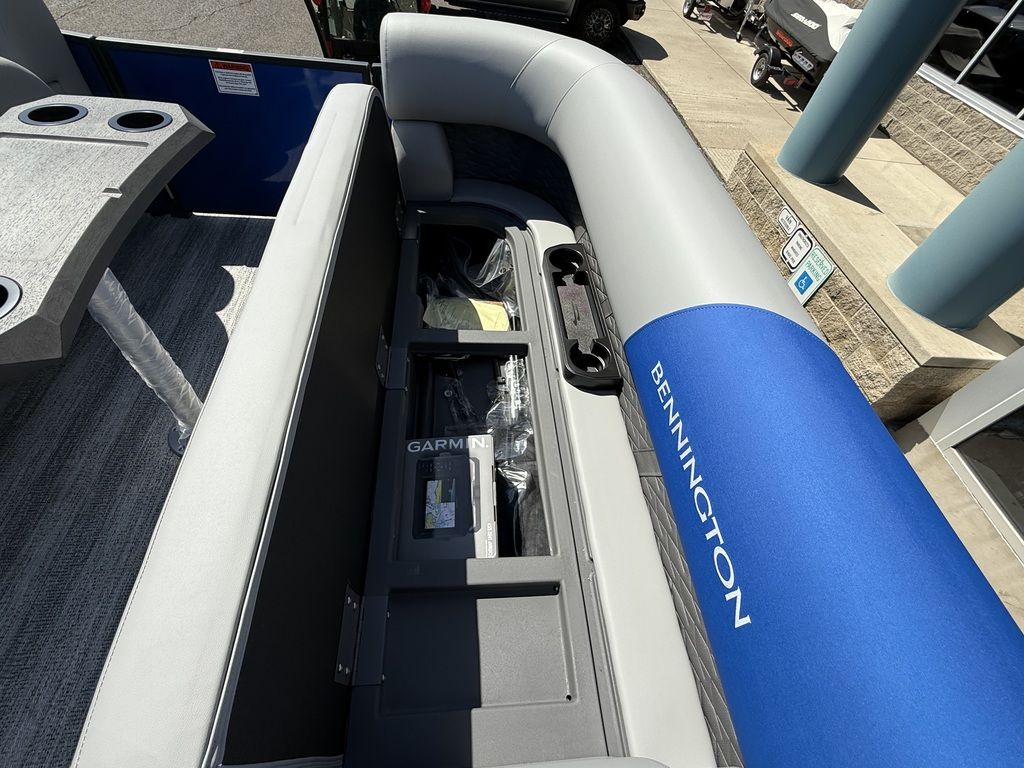 2025 Bennington 22 SSB Swingback Tri-Toon Pontoon - Image 32