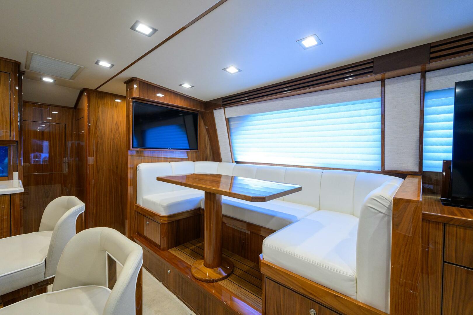 2021 Viking 72 Convertible - Image 9