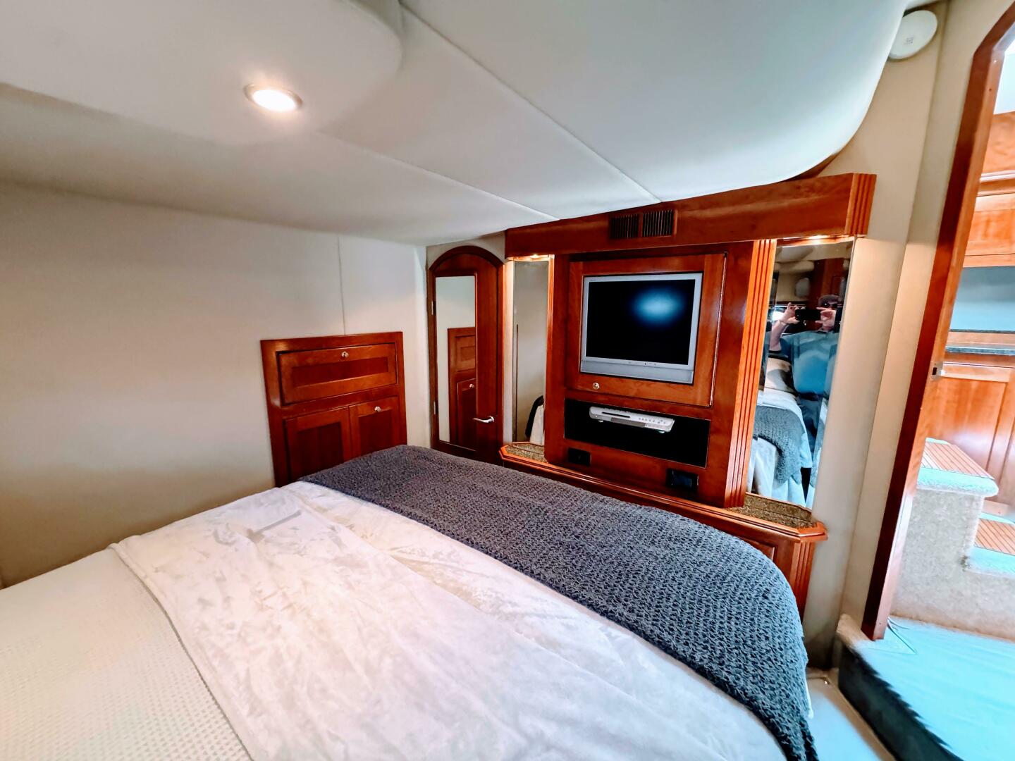 2005 Cruisers Yachts 540 Express - Image 53
