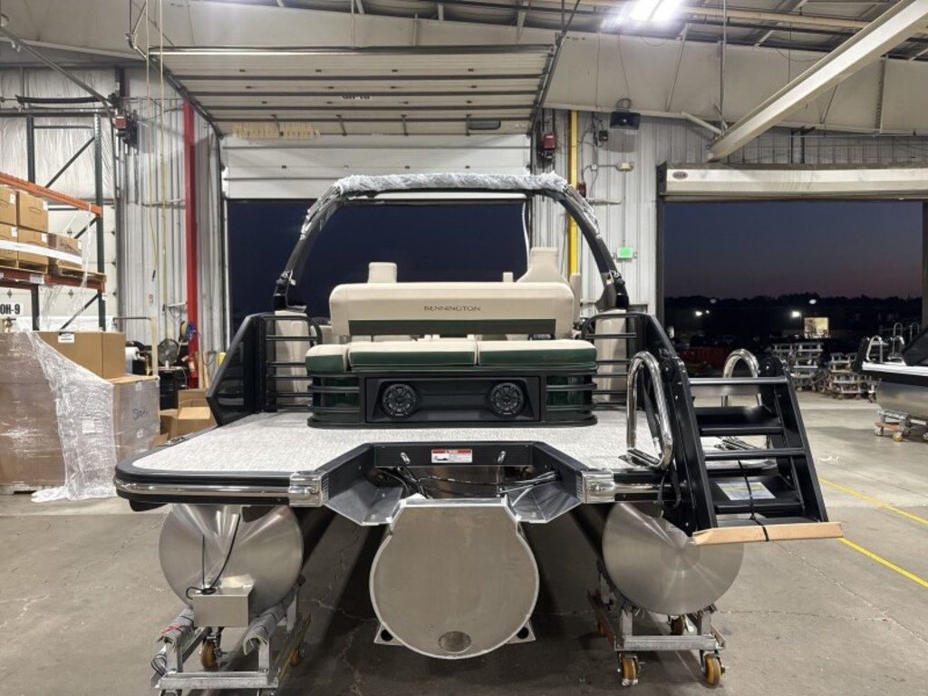 2026 Bennington 24MCSB Carbon Fiber Arch Tritoon Pontoon - Image 9