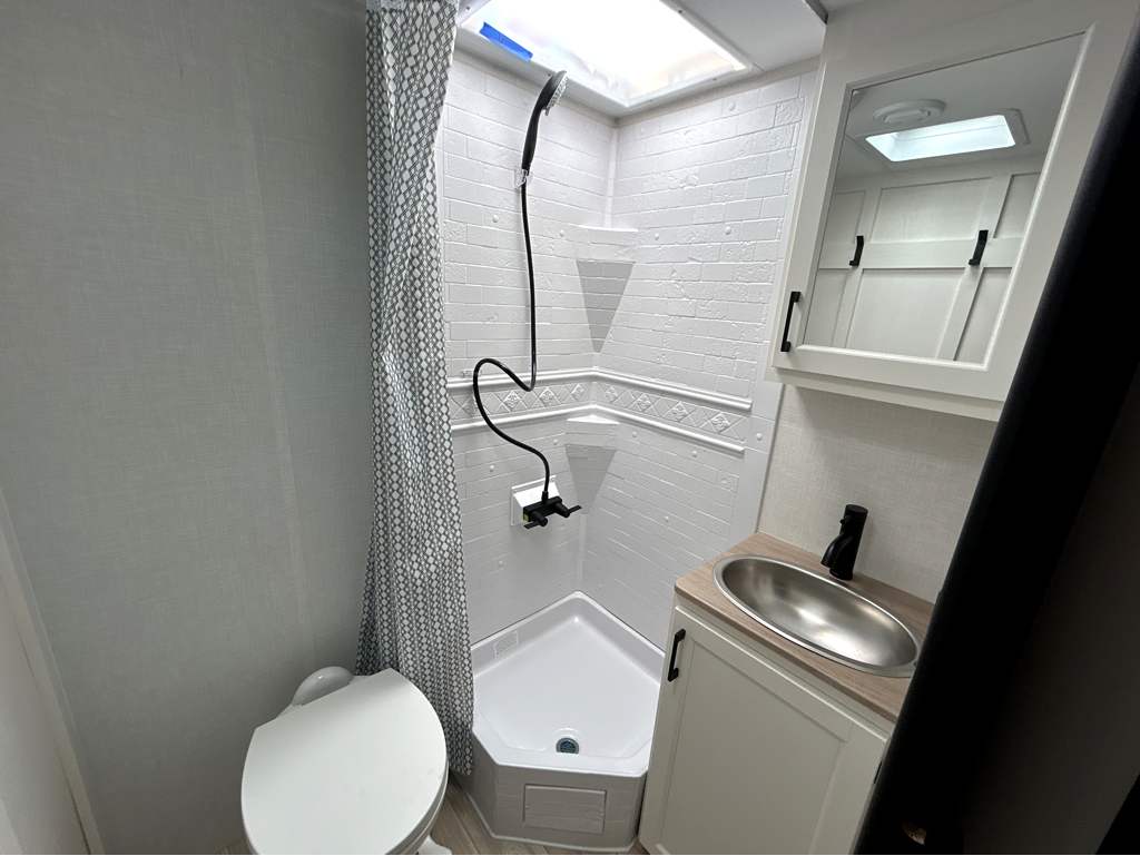 2026 VENTURE RV SPORTTREK STINGER 222VUD - Image 25