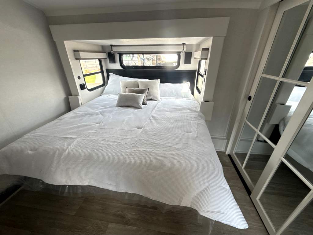 2027 JAYCO PINNACLE 32RLTS - Image 20
