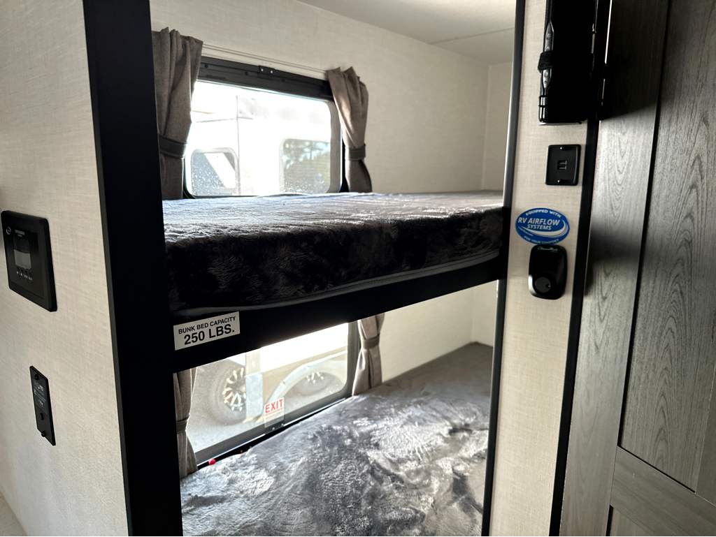 2027 VENTURE RV SPORTTREK STINGER 222VUD - Image 19