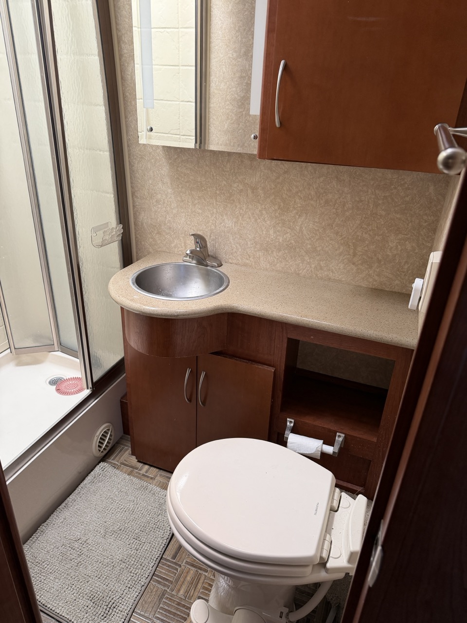 2010 Thor Motor Coach Serrano 31V - Image 16
