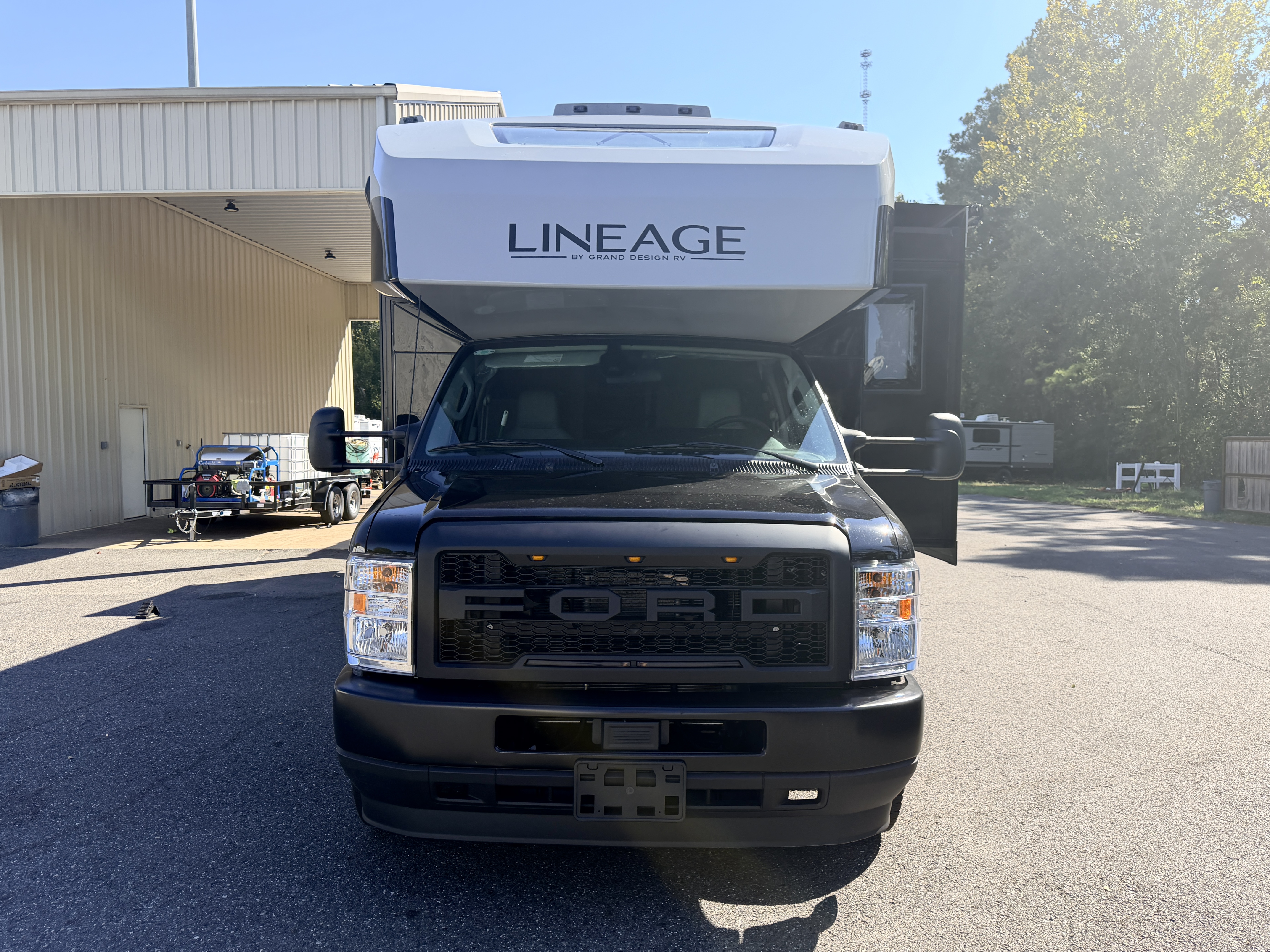 2027 Grand Design LINEAGE SERIES E 30DC - Image 2