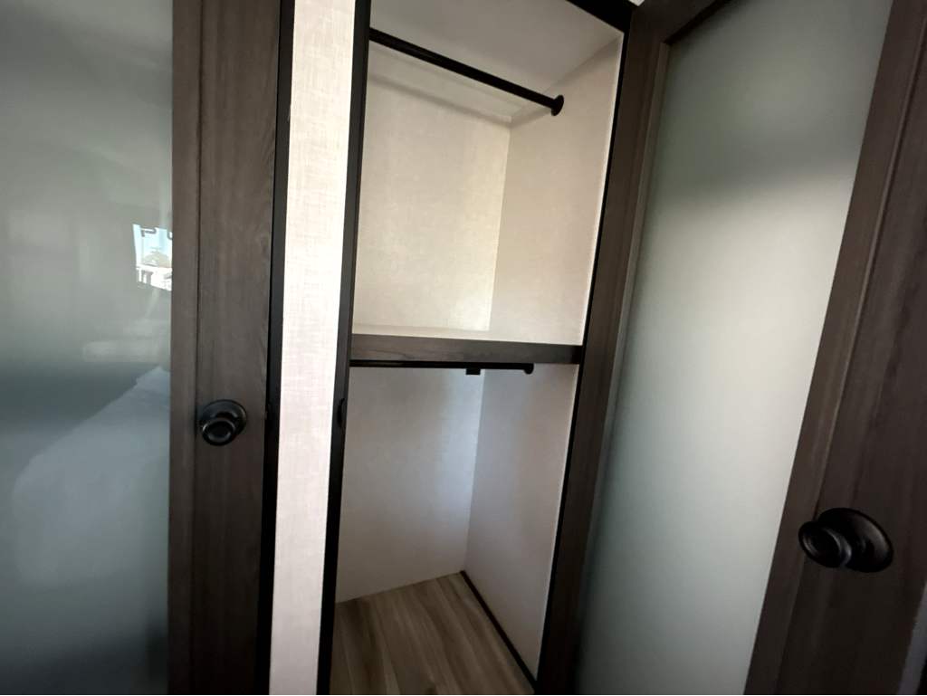 2026 VENTURE RV SPORTTREK 353VIK - Image 31