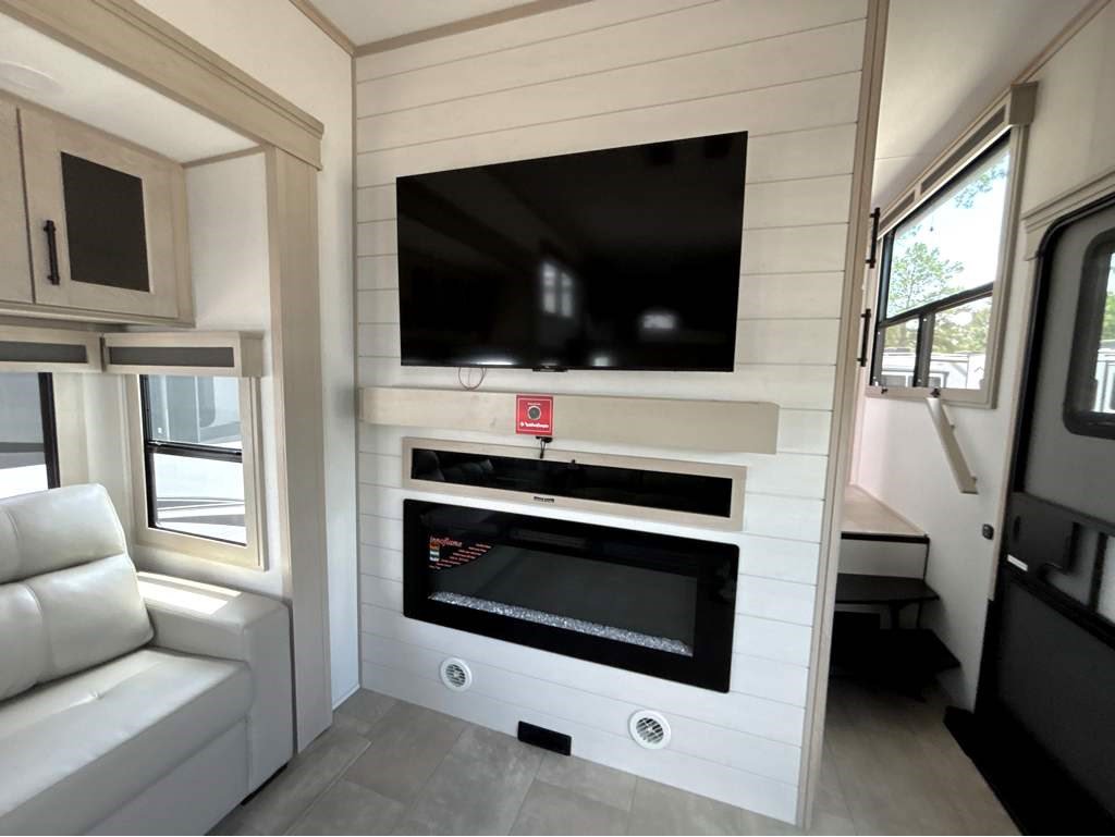 2026 GRAND DESIGN SOLITUDE 390RK - Image 16