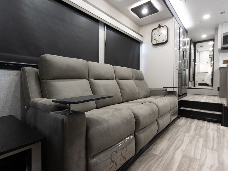 2025 Jayco Seismic Luxury Series 4113 - Image 8