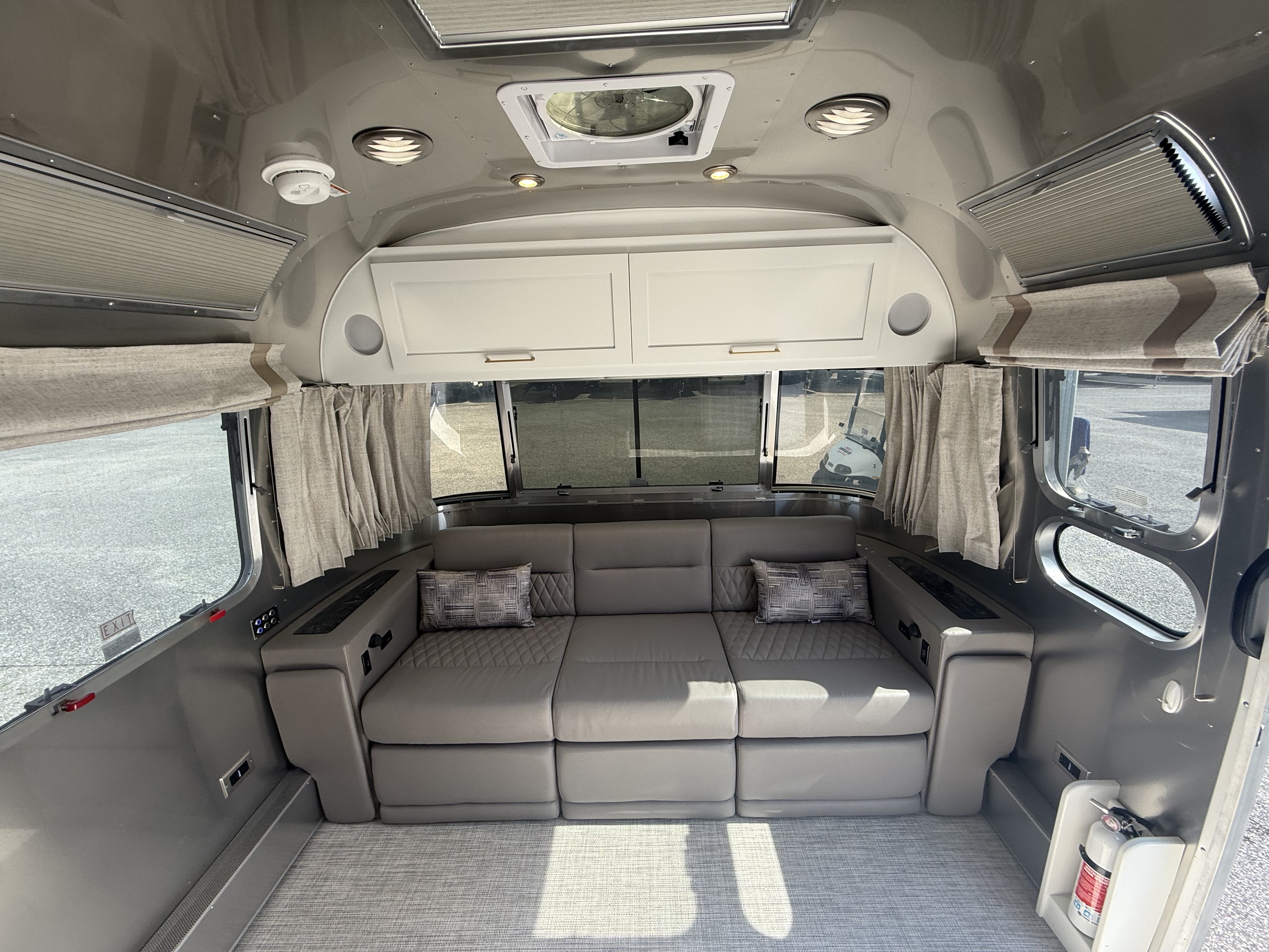 2025 AIRSTREAM CLASSIC 30RB - Image 11