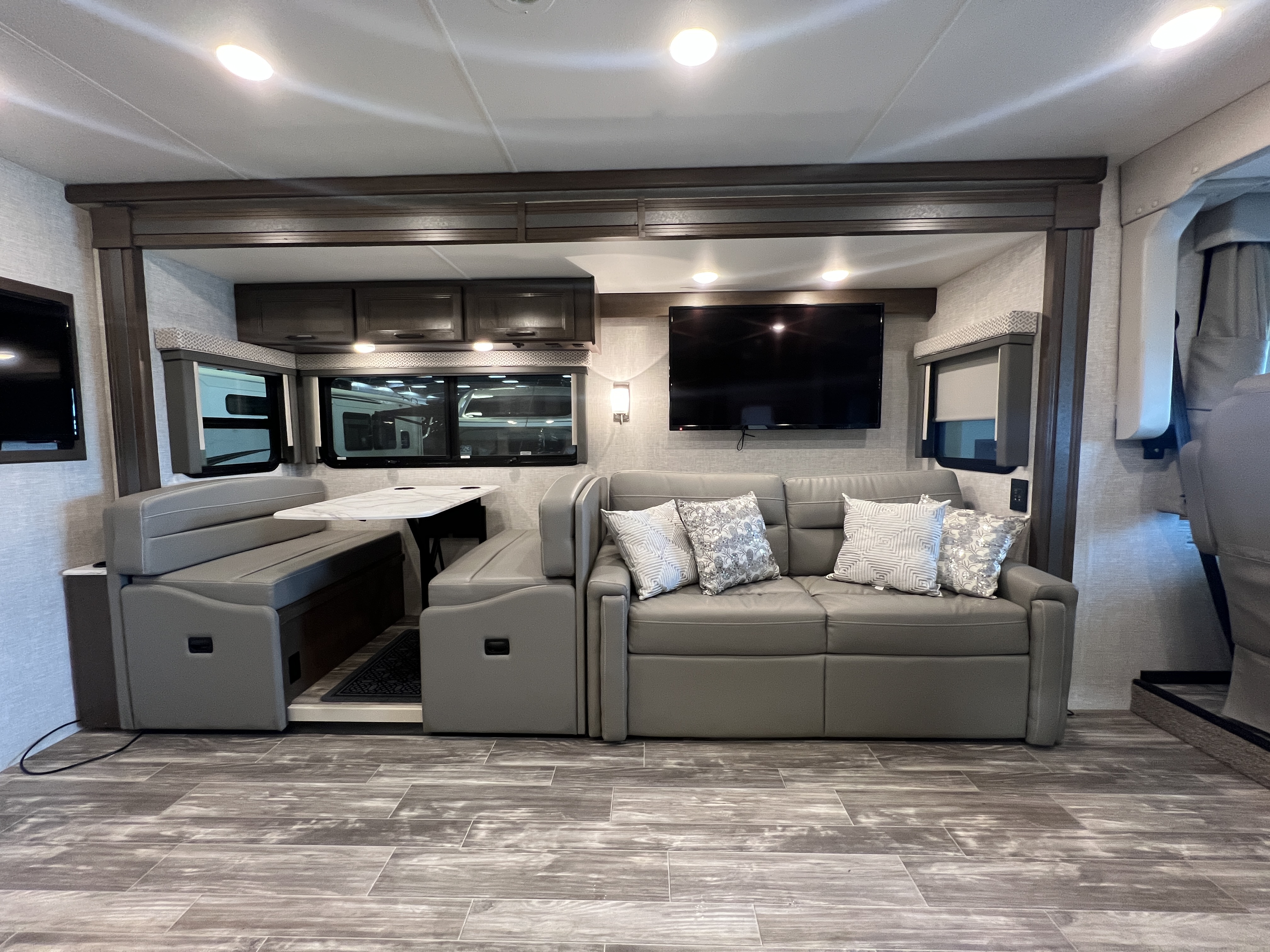 2022 Thor Motor Coach Hurricane 34R - Image 4