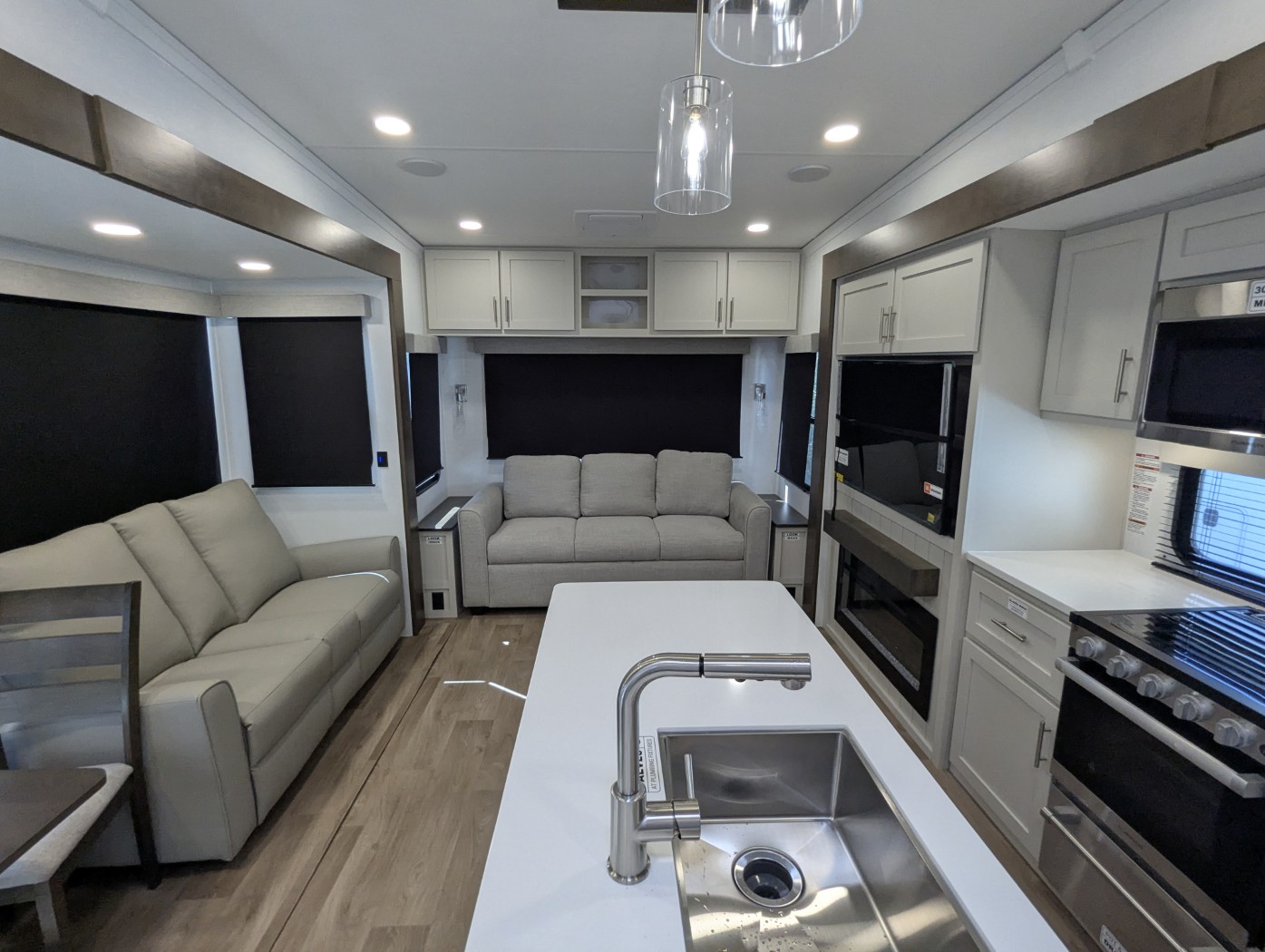 2027 Alliance RV Avenue 32RLS - Image 19
