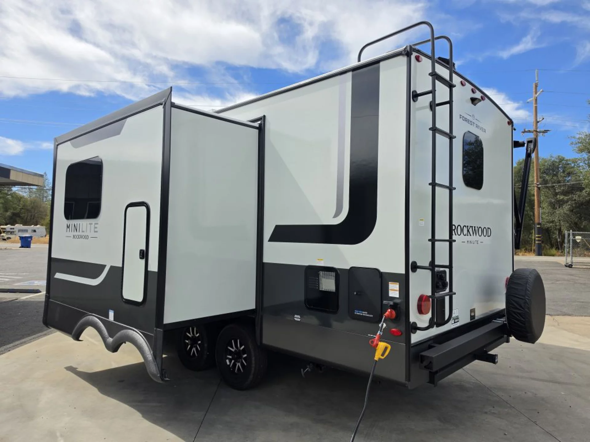 2027 FOREST RIVER ROCKWOOD MINI LITE 2213S - Image 5
