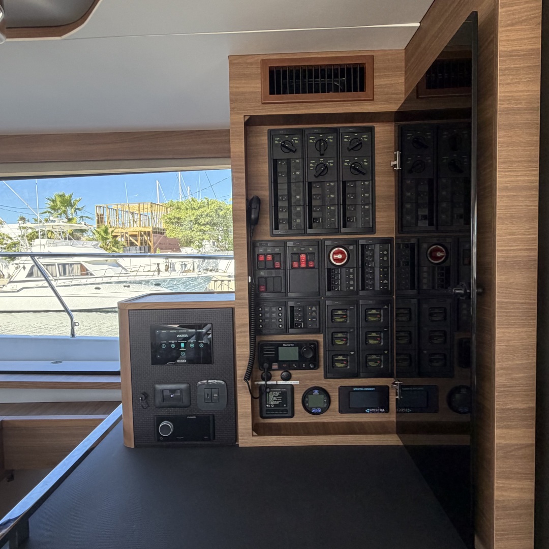 2025 Aquila 54 ENCLOSED BRIDGE - Image 37
