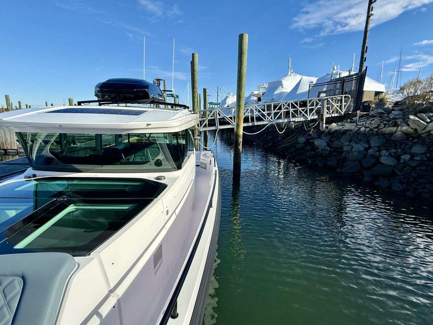 2023 Axopar 37 Cross Cabin - Image 15