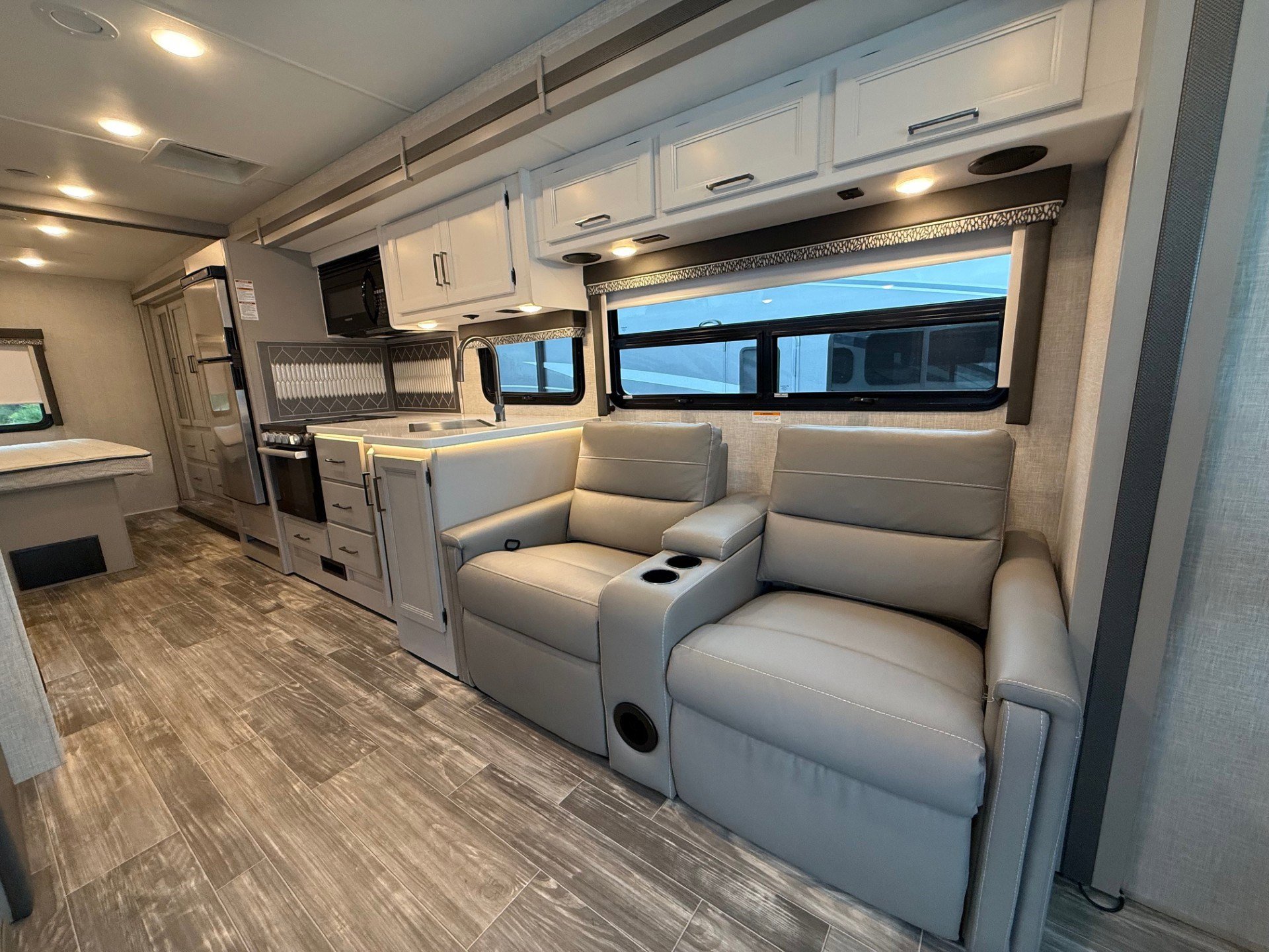 2025 THOR MOTOR COACH HURRICANE 29M - Image 8