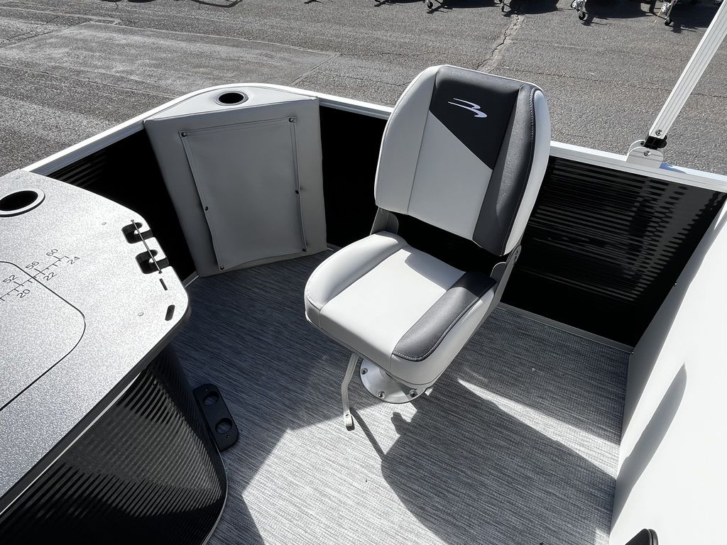 2026 Bennington 22SFC TriToon Pontoon - Image 8