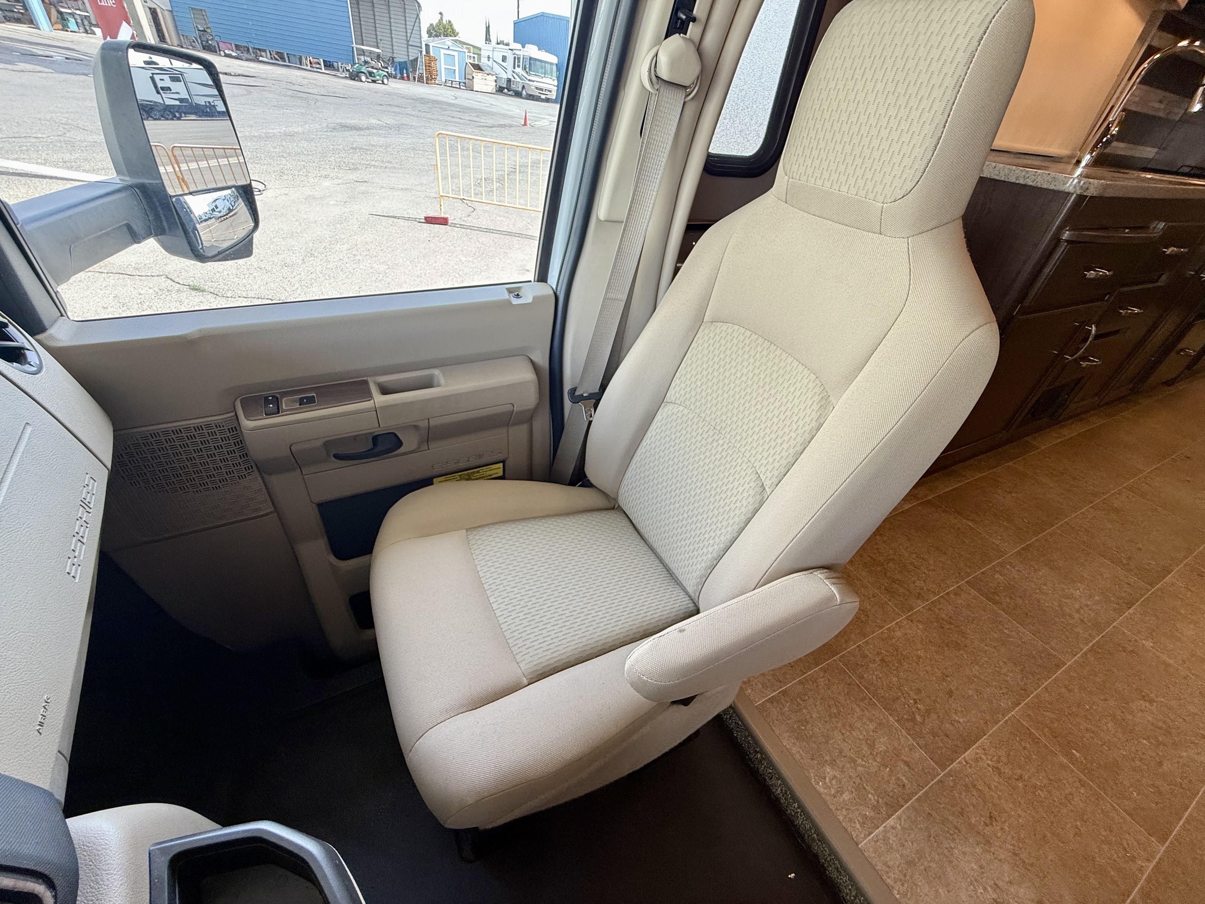2017 Thor Motor Coach Chateau 31L - Image 12
