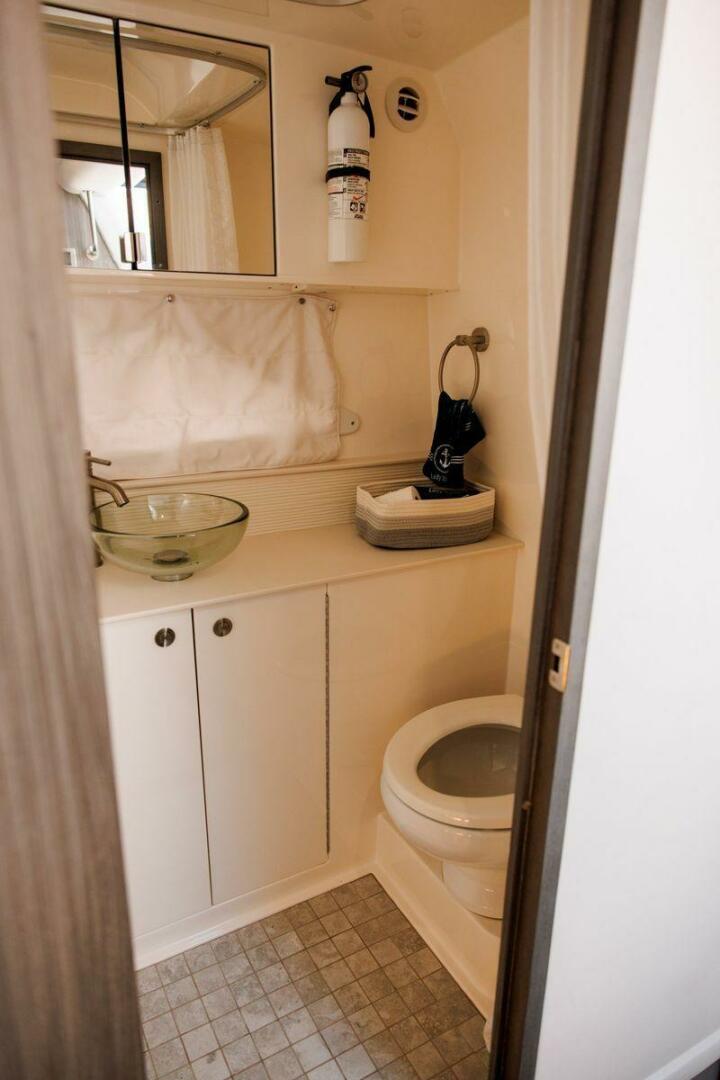 2022 Sea Ray 320 Sundancer OB - Image 13