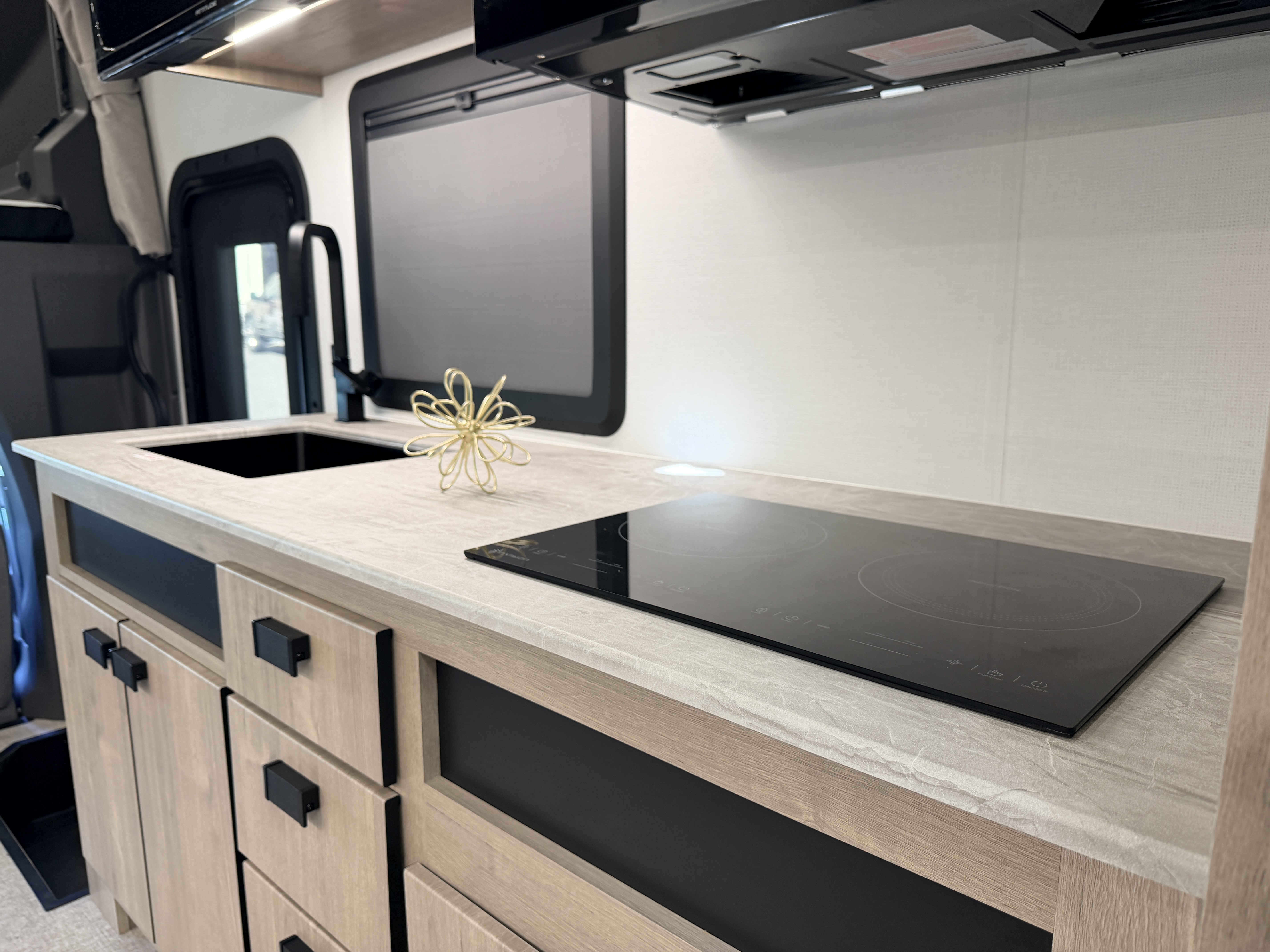 2027 Grand Design LINEAGE SERIES E 30DC - Image 17