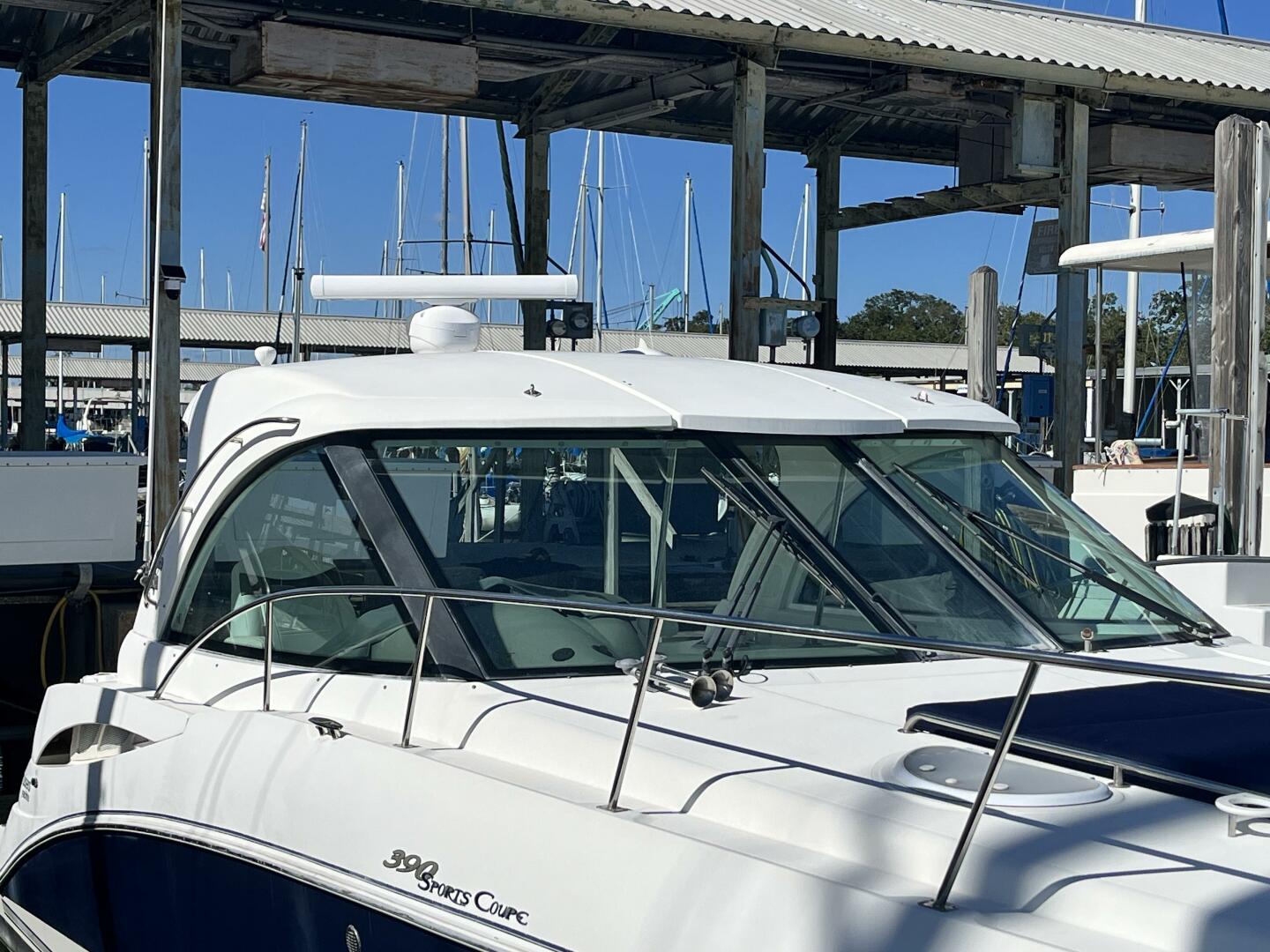 2008 Cruisers Yachts 390 Sport Coupe - Image 9