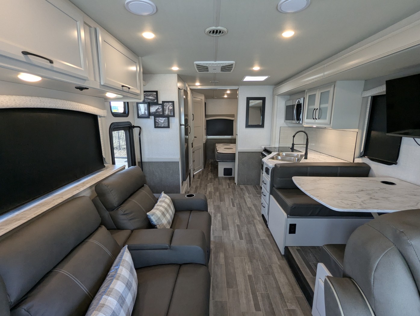 2025 Fleetwood Flair 28A - Image 13