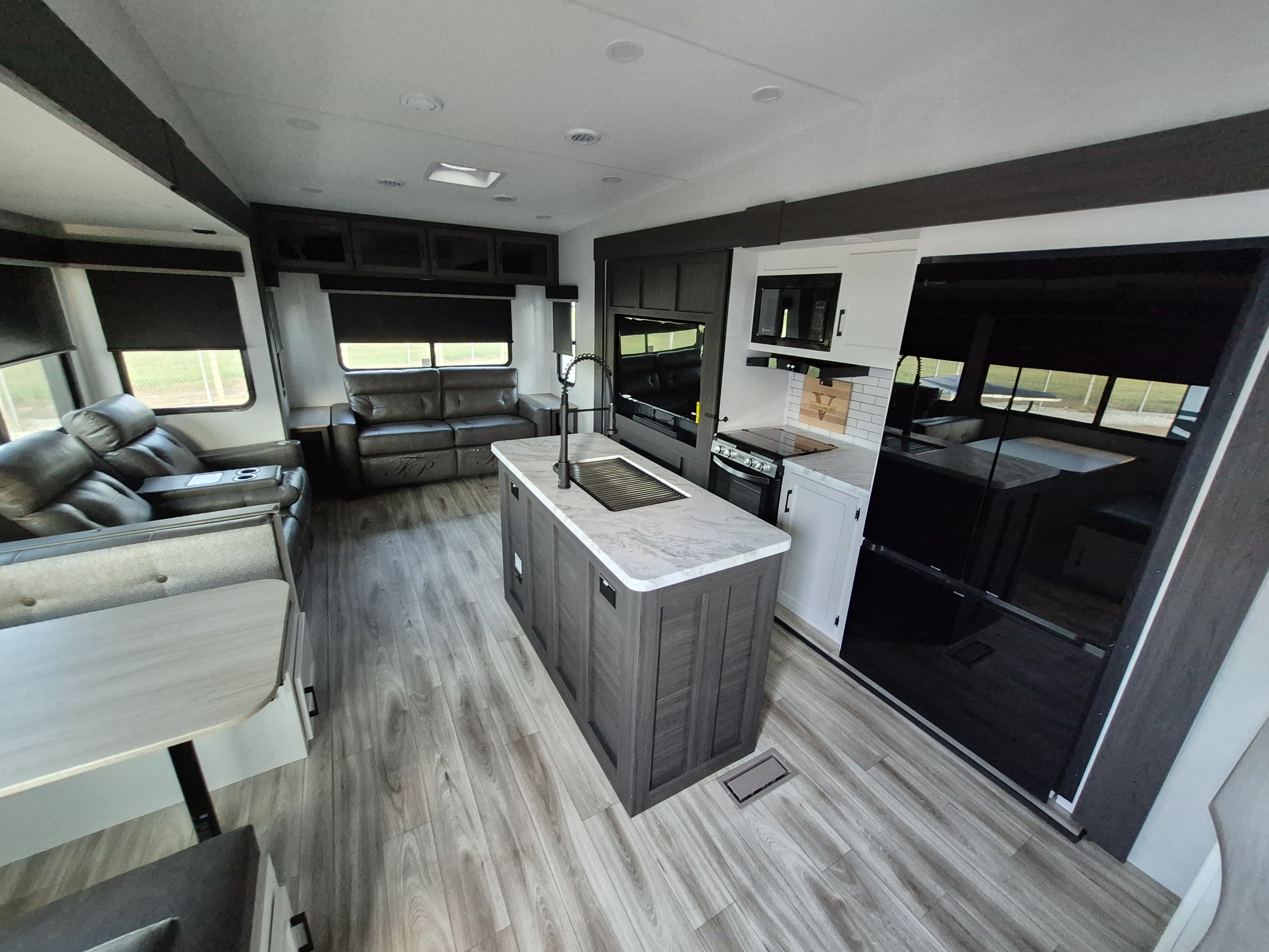 2027 VENTURE RV SPORTTREK 303VIK - Image 10