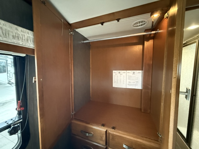 2013 Tiffin Allegro Breeze 32 BR - Image 21