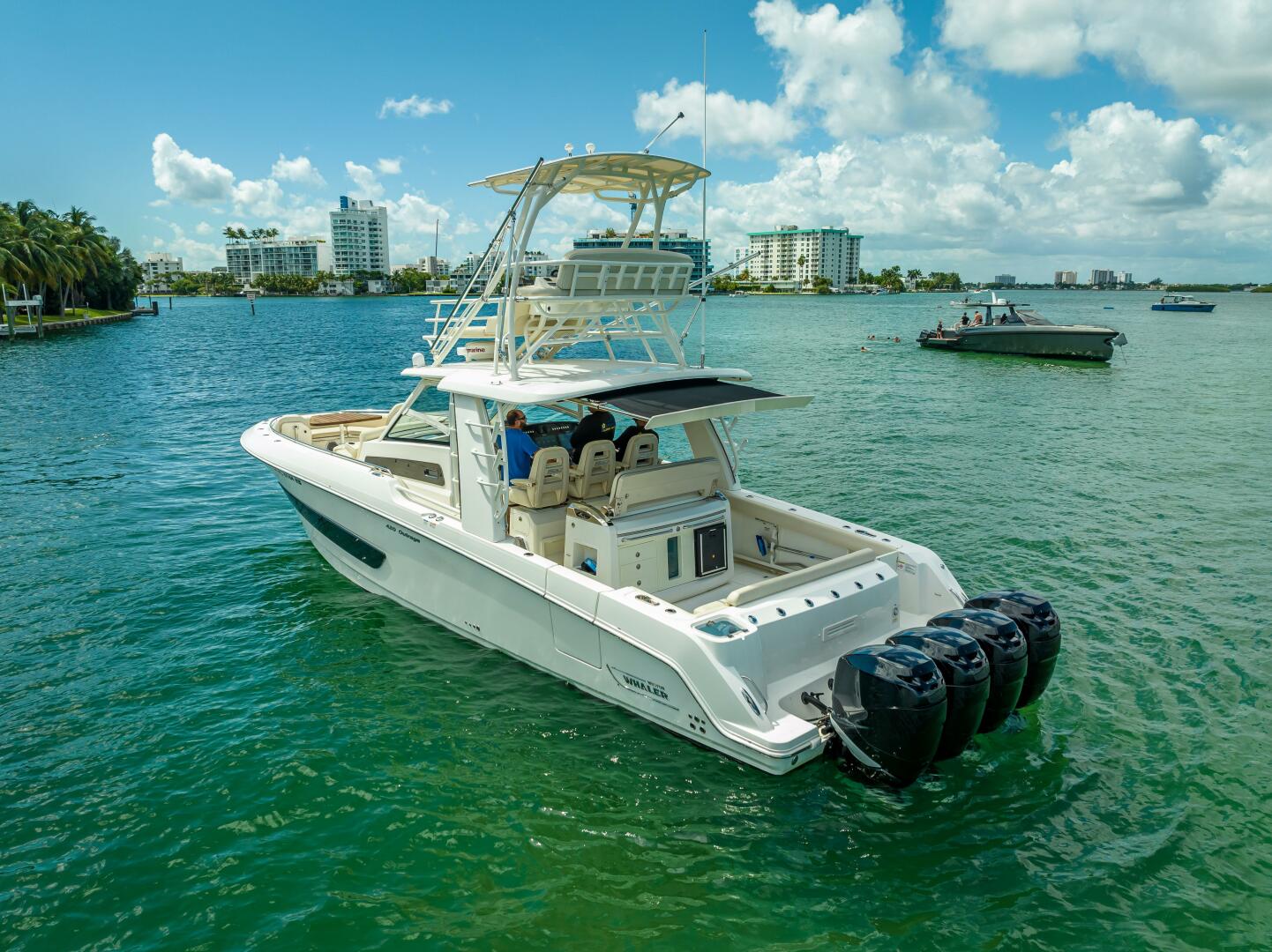 2016 Boston Whaler - Image 12