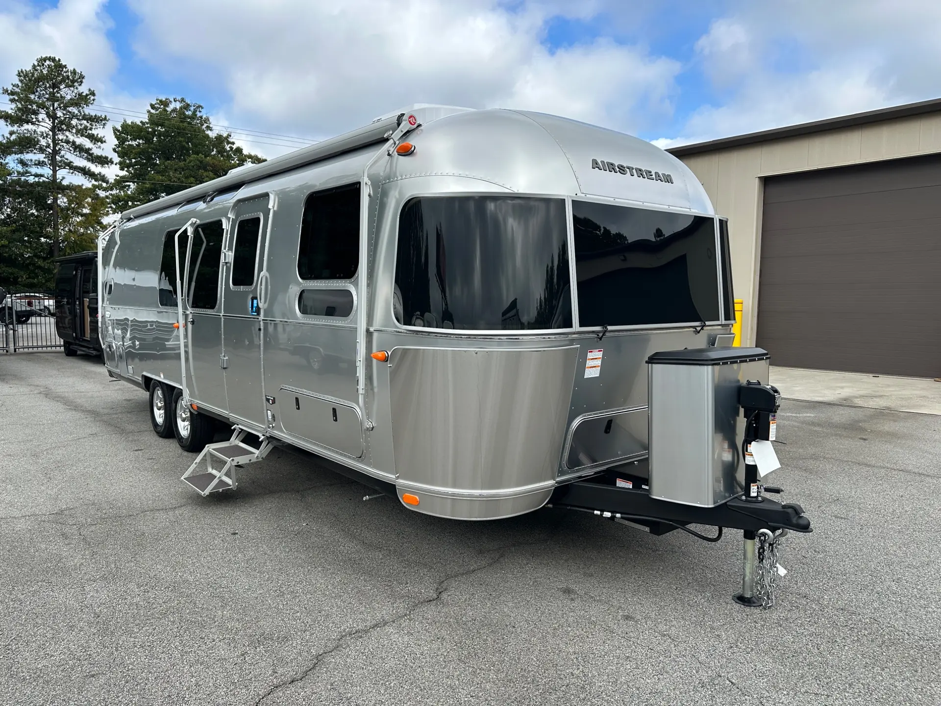 2027 Airstream Flying Cloud 30FB Bunk - Image 1