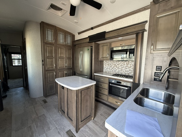 2019 Keystone Montana High Country 3731FL - Image 8