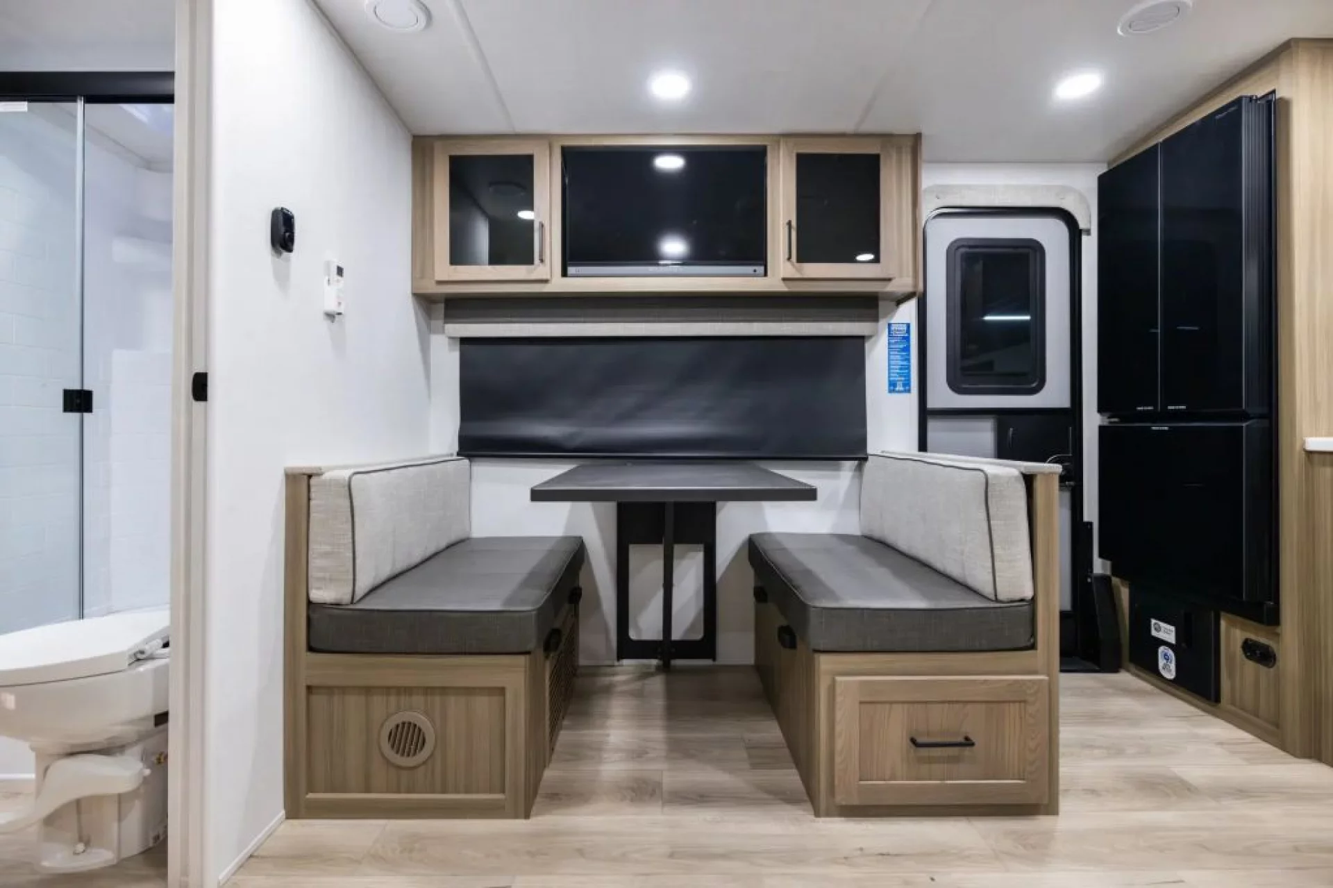 2027 FOREST RIVER ROCKWOOD MINI LITE 2515S - Image 9