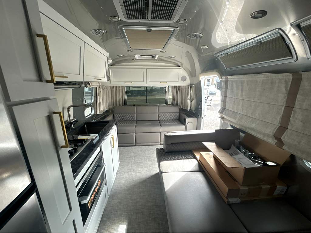 2027 AIRSTREAM CLASSIC 28RBT - Image 32