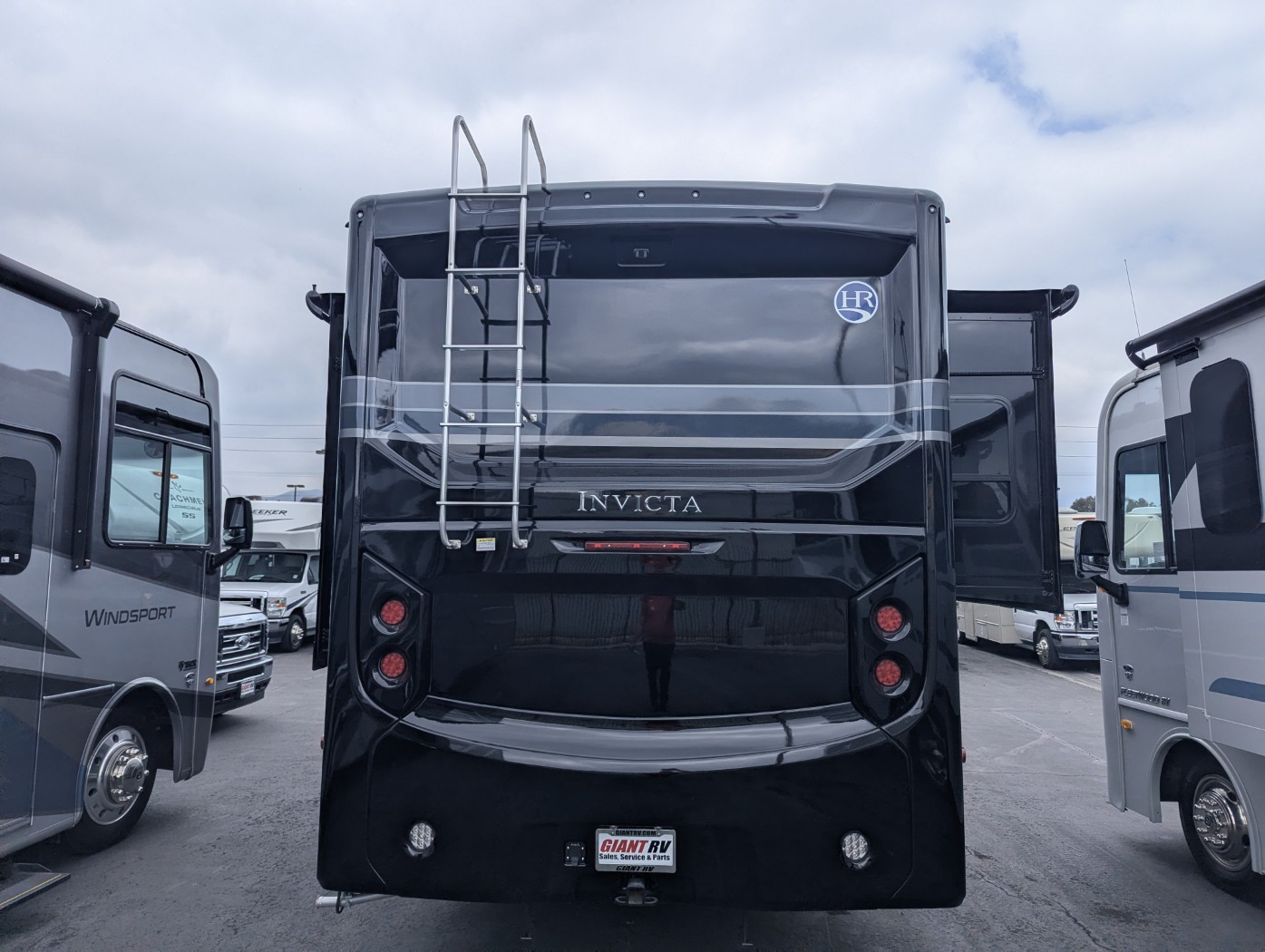 2026 Holiday Rambler Invicta 32RW - Image 5