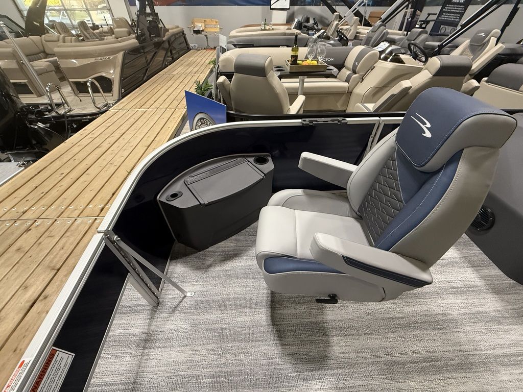 2026 Bennington 22SF TriToon Pontoon - Image 10