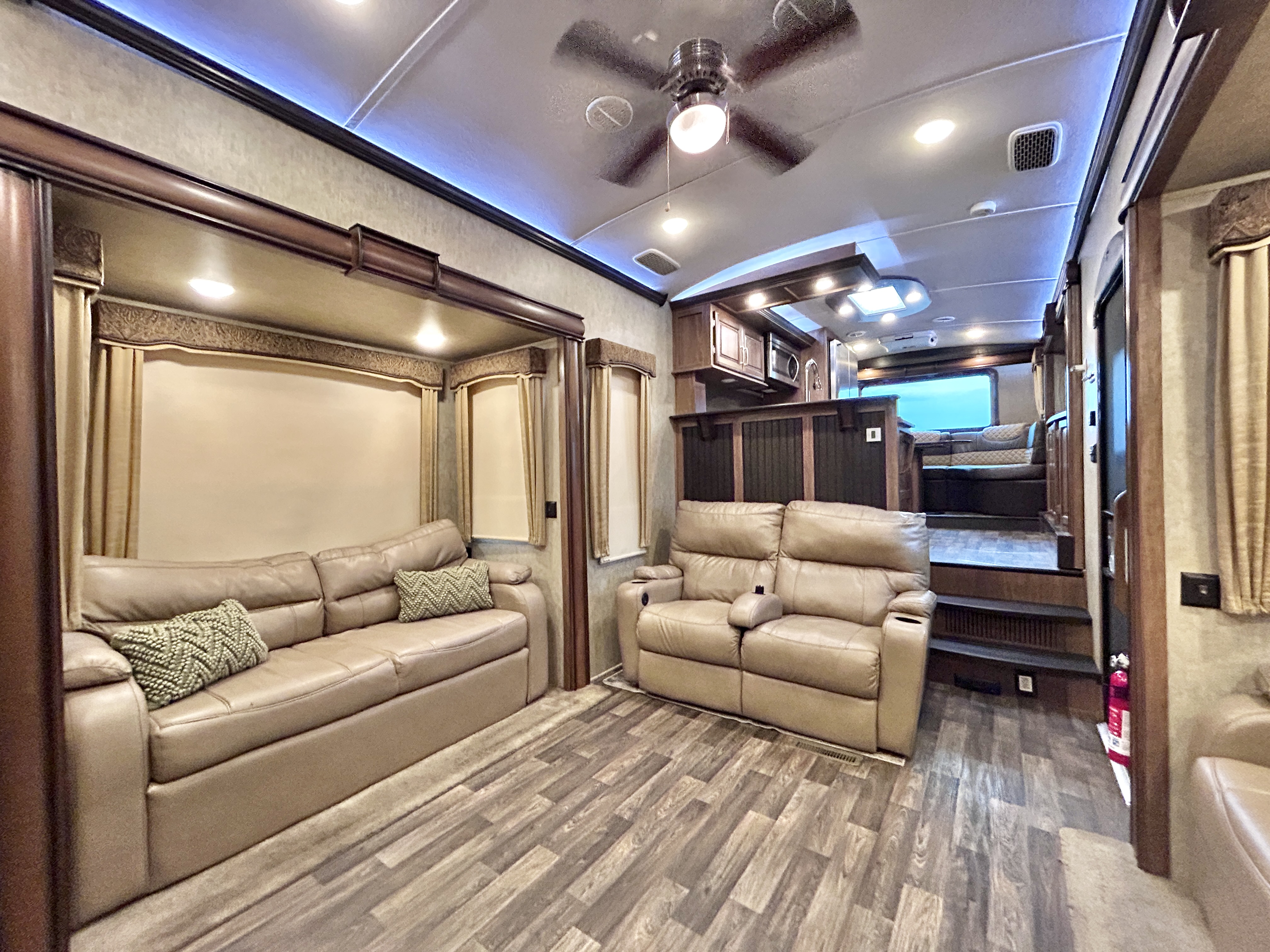2017 Keystone Montana 3820FK - Image 8