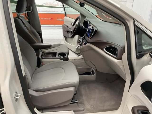 2021 Chrysler Pacifica Wagon 4D Touring - Image 32