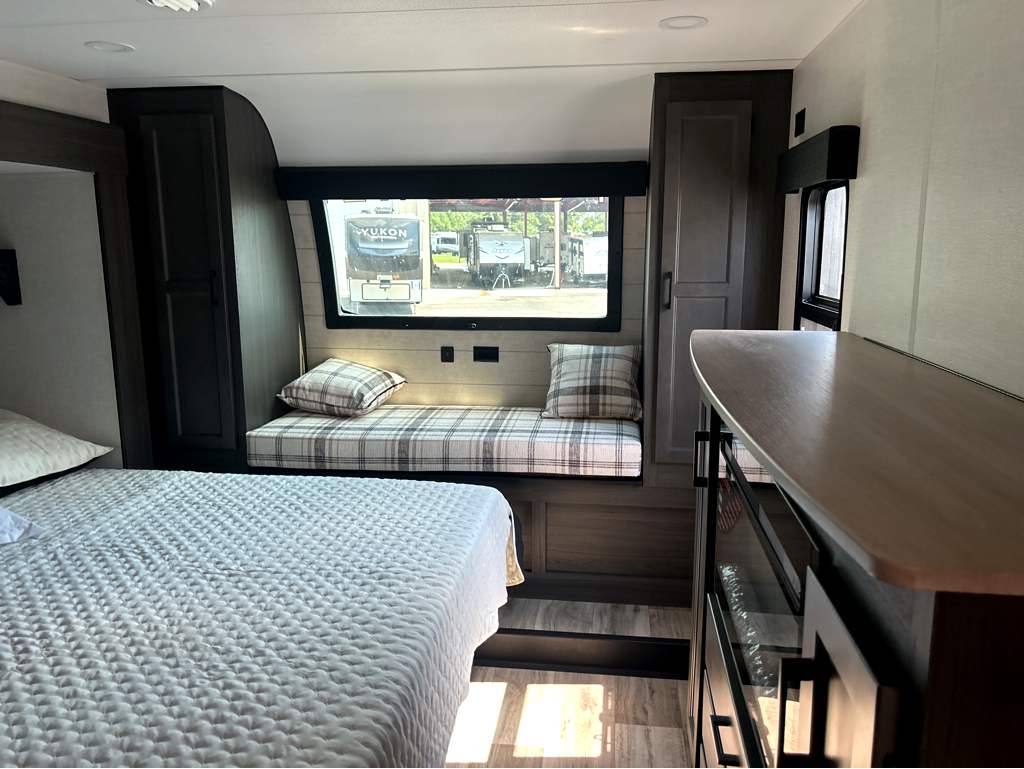 2026 VENTURE RV SPORTTREK 353VRK - Image 19